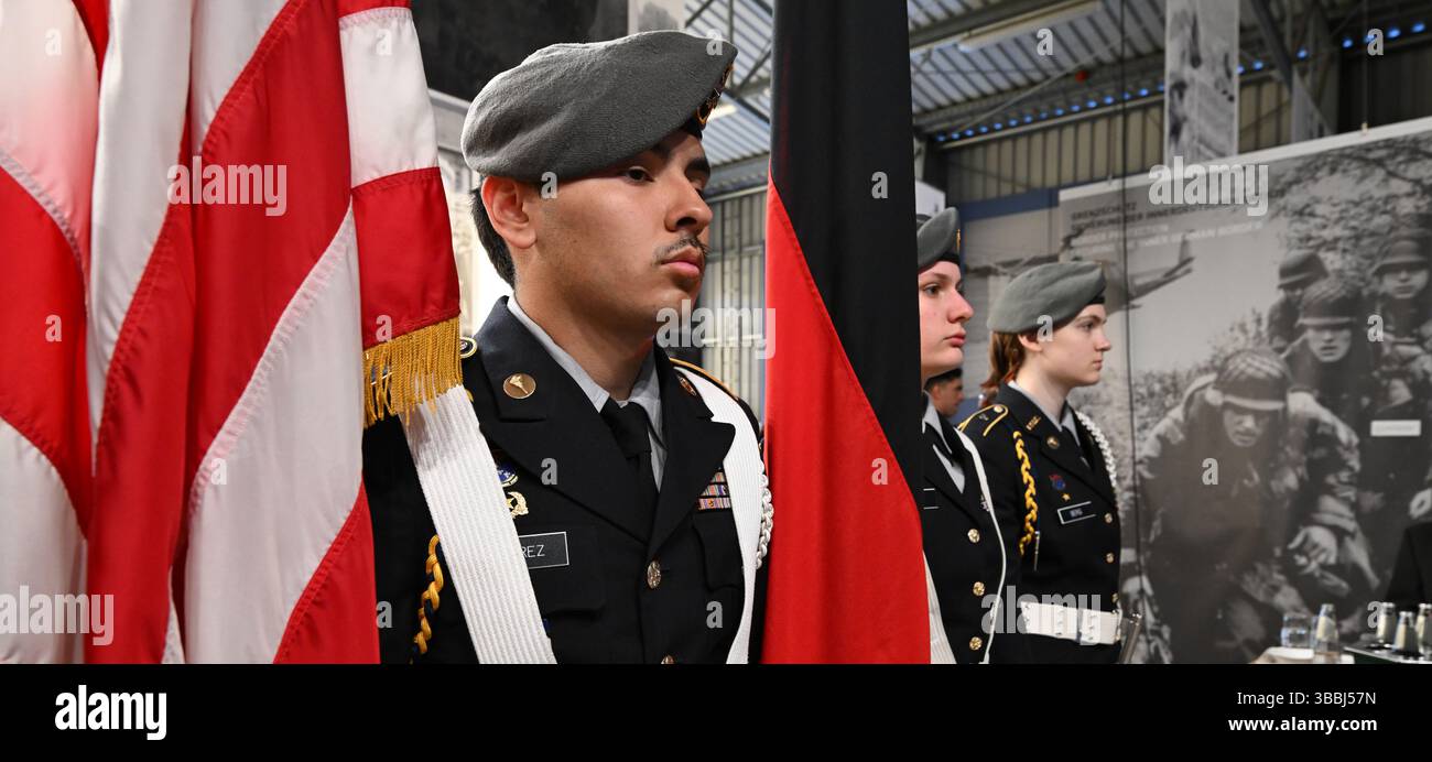 Rasdorf, Deutschland. Mai 2025. Kadetten des Junior Reserve Officers' Training Corps (JROTC) aus Wiesbaden nehmen an der Zeremonie „Last Border Patrol“ Teil, die 35 Jahre der letzten Patrouille der US Army entlang der innerdeutschen Grenze zwischen Rasdorf und Geisa feiert. Mit dieser Zeremonie erinnert die Point Alpha Foundation an den Dienst der US-Soldaten, die über vier Jahrzehnte lang an der innerdeutschen Grenze patrouillierten. Quelle: Martin Schutt/dpa/Alamy Live News Stockfoto