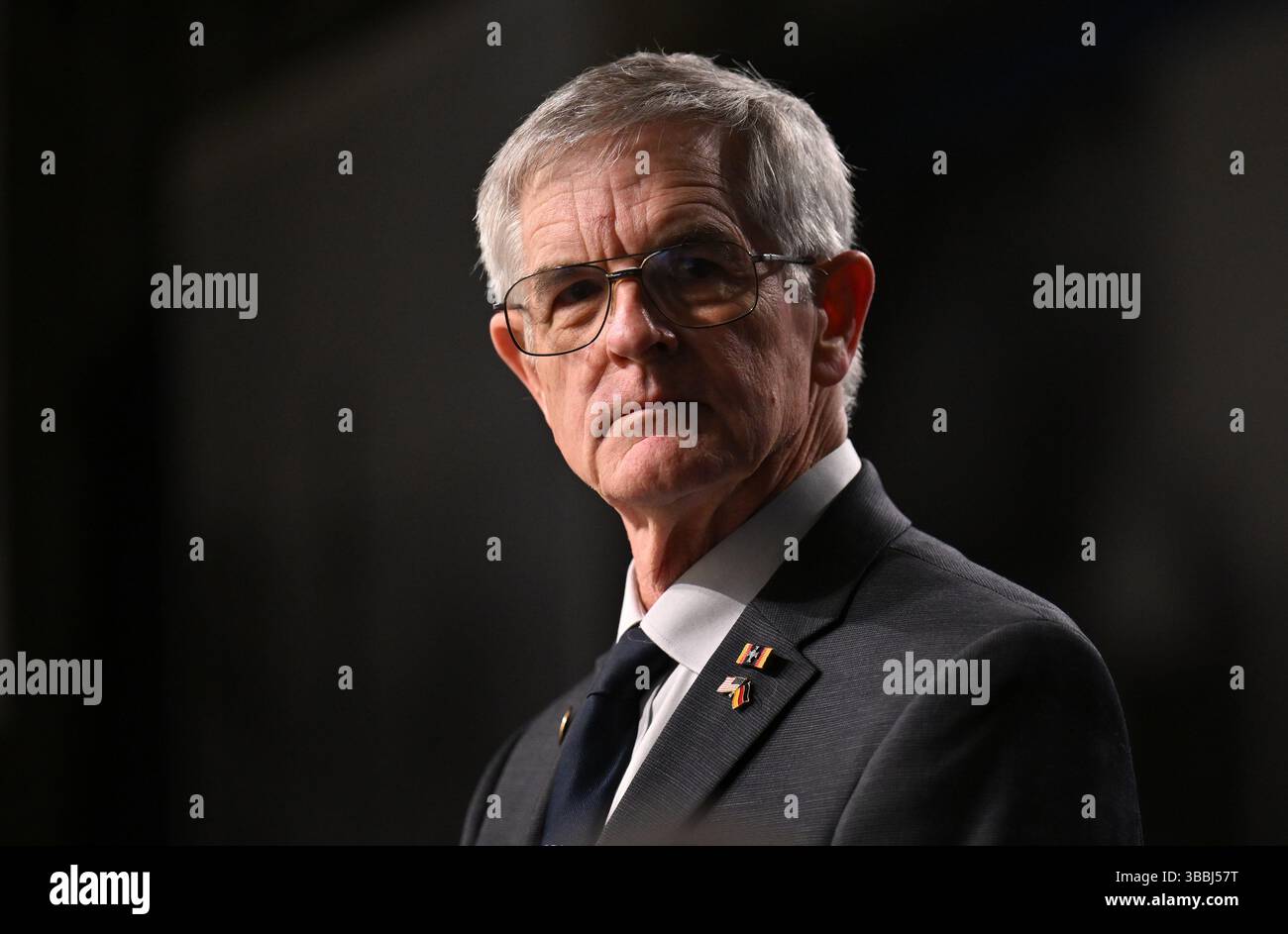 Rasdorf, Deutschland. Mai 2025. Clint Ancker, ehemaliger Befehlshaber der letzten Patrouille, nimmt an der Zeremonie „Last Border Patrol“ Teil, um 35 Jahre der letzten Patrouille der US-Armee entlang der innerdeutschen Grenze zwischen Rasdorf und Geisa zu feiern. Mit dieser Zeremonie würdigt die Point Alpha Foundation den Dienst der US-Soldaten, die über vier Jahrzehnte lang an der innerdeutschen Grenze patrouillierten. Quelle: Martin Schutt/dpa/Alamy Live News Stockfoto