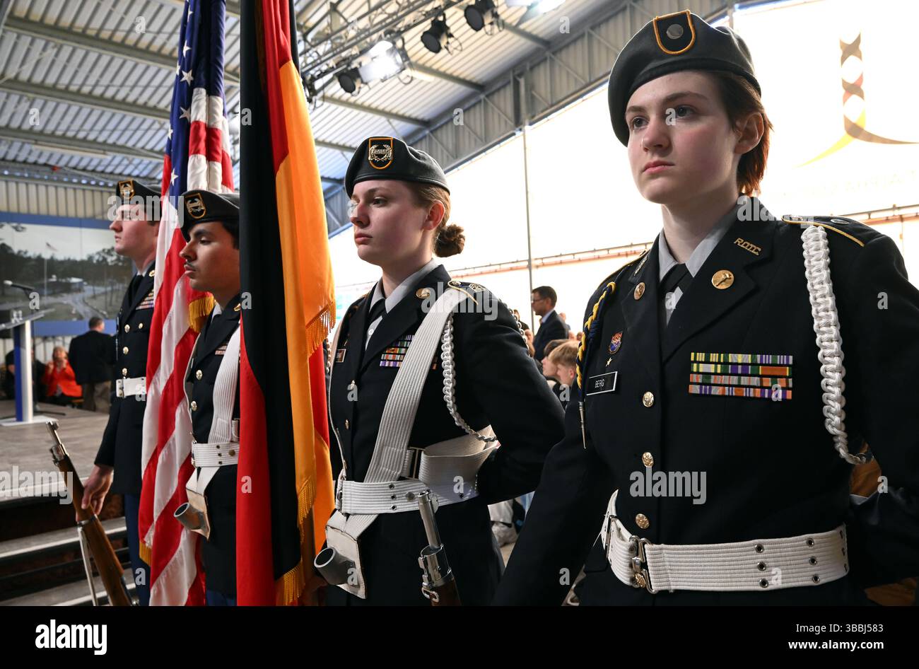 Rasdorf, Deutschland. Mai 2025. Kadetten des Junior Reserve Officers' Training Corps (JROTC) aus Wiesbaden nehmen an der Zeremonie „Last Border Patrol“ Teil, die 35 Jahre der letzten Patrouille der US Army entlang der innerdeutschen Grenze zwischen Rasdorf und Geisa feiert. Mit dieser Zeremonie erinnert die Point Alpha Foundation an den Dienst der US-Soldaten, die über vier Jahrzehnte lang an der innerdeutschen Grenze patrouillierten. Quelle: Martin Schutt/dpa/Alamy Live News Stockfoto