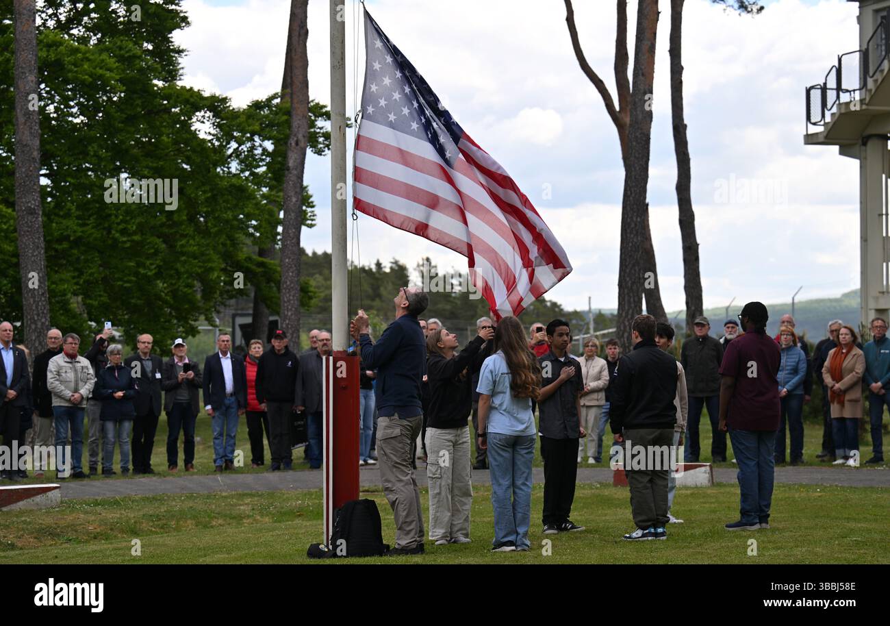Rasdorf, Deutschland. Mai 2025. Studenten des Junior Reserve Officers' Training Corps (JROTC) aus Wiesbaden stehen bei der Flaggenzeremonie im Rahmen des 35. Jahrestages der „Last Border Patrol“ zur letzten US Army Patrouille entlang der innerdeutschen Grenze zwischen Rasdorf und Geisa. Mit dieser Zeremonie würdigt die Point Alpha Foundation den Dienst der US-Soldaten, die über vier Jahrzehnte lang an der innerdeutschen Grenze patrouillierten. Quelle: Martin Schutt/dpa/Alamy Live News Stockfoto