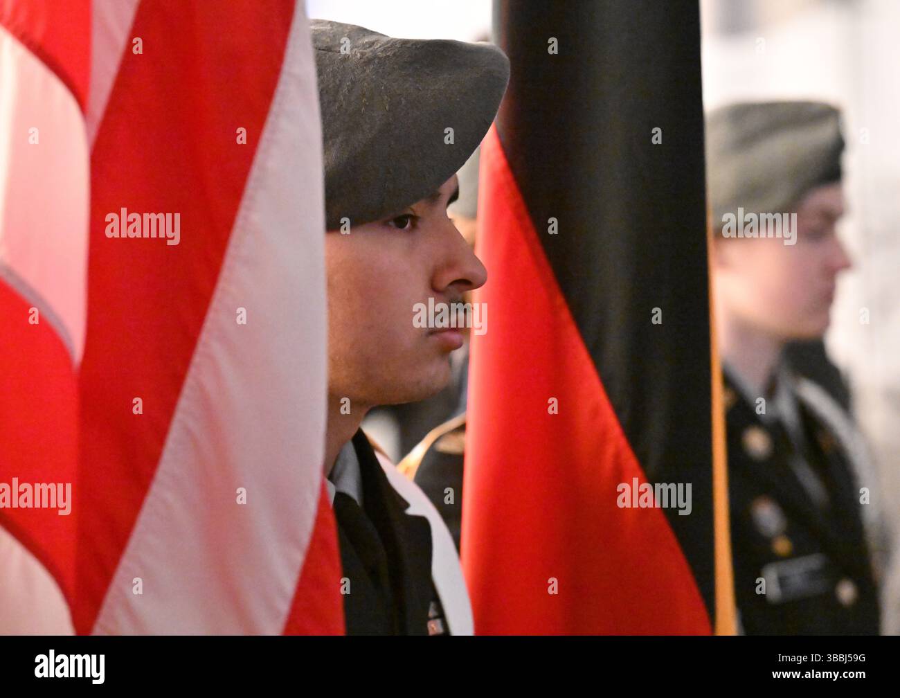 Rasdorf, Deutschland. Mai 2025. Kadetten des Junior Reserve Officers' Training Corps (JROTC) aus Wiesbaden nehmen an der Zeremonie „Last Border Patrol“ Teil, die 35 Jahre der letzten Patrouille der US Army entlang der innerdeutschen Grenze zwischen Rasdorf und Geisa feiert. Mit dieser Zeremonie erinnert die Point Alpha Foundation an den Dienst der US-Soldaten, die über vier Jahrzehnte lang an der innerdeutschen Grenze patrouillierten. Quelle: Martin Schutt/dpa/Alamy Live News Stockfoto