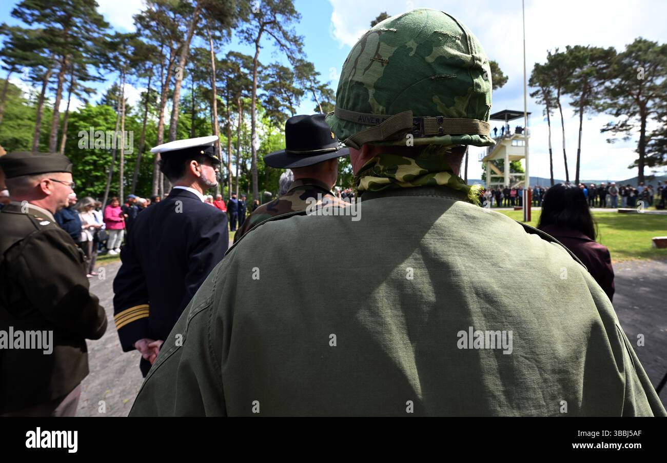 Rasdorf, Deutschland. Mai 2025. Flaggenzeremonie im Rahmen der Zeremonie „Last Border Patrol“ anlässlich der 35-jährigen letzten Patrouille der US-Armee entlang der innerdeutschen Grenze zwischen Rasdorf und Geisa. Mit dieser Zeremonie würdigt die Point Alpha Foundation den Dienst der US-Soldaten, die über vier Jahrzehnte lang an der innerdeutschen Grenze patrouillierten. Quelle: Martin Schutt/dpa/Alamy Live News Stockfoto