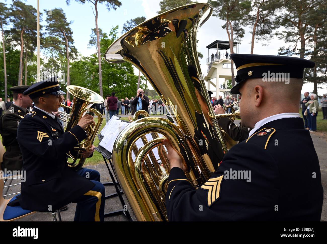 Rasdorf, Deutschland. Mai 2025. Militärmusiker der US-Armee spielen bei der Flaggenzeremonie im Rahmen des 35. Jahrestages der „letzten Grenzpatrouille“, um die letzte US-Armee-Patrouille entlang der innerdeutschen Grenze zwischen Rasdorf und Geisa zu feiern. Mit dieser Zeremonie würdigt die Point Alpha Foundation den Dienst der US-Soldaten, die über vier Jahrzehnte lang an der innerdeutschen Grenze patrouillierten. Quelle: Martin Schutt/dpa/Alamy Live News Stockfoto