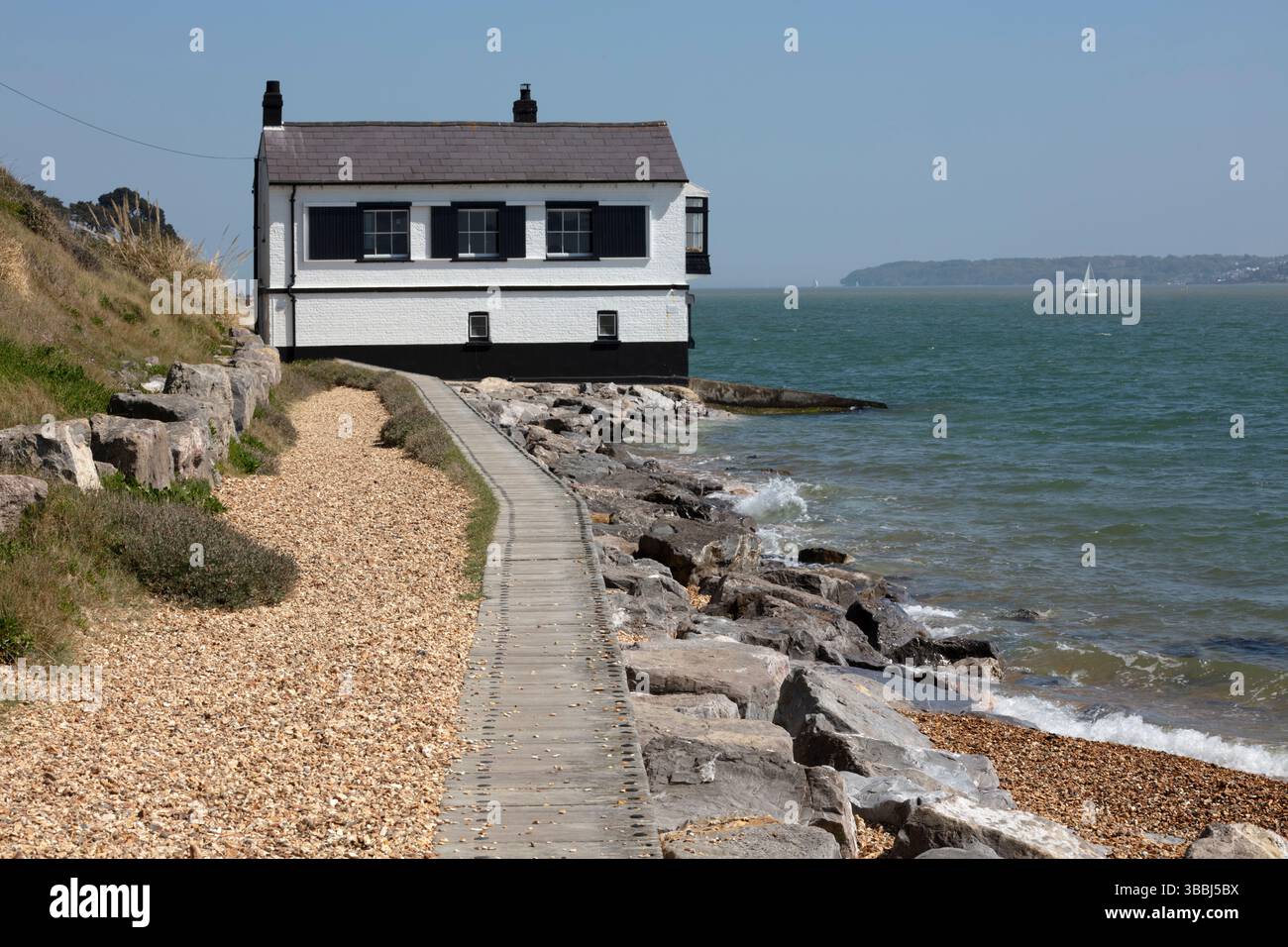 Die Küste von Solent mit alter Rettungsbootstation, Lepe, Hampshire, England, Vereinigtes Königreich, Europa Stockfoto