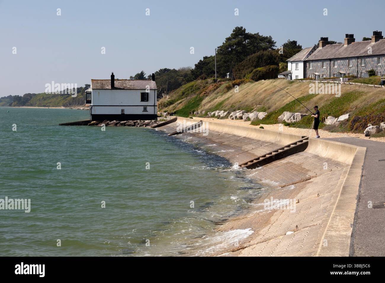 Die Küste von Solent mit alter Rettungsbootstation, Lepe, Hampshire, England, Vereinigtes Königreich, Europa Stockfoto