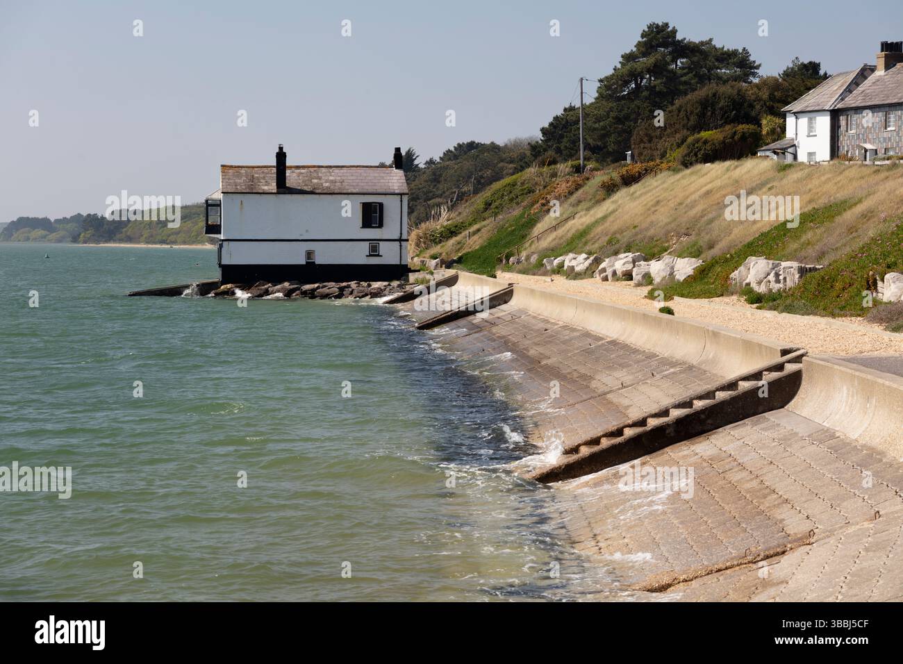 Die Küste von Solent mit alter Rettungsbootstation, Lepe, Hampshire, England, Vereinigtes Königreich, Europa Stockfoto