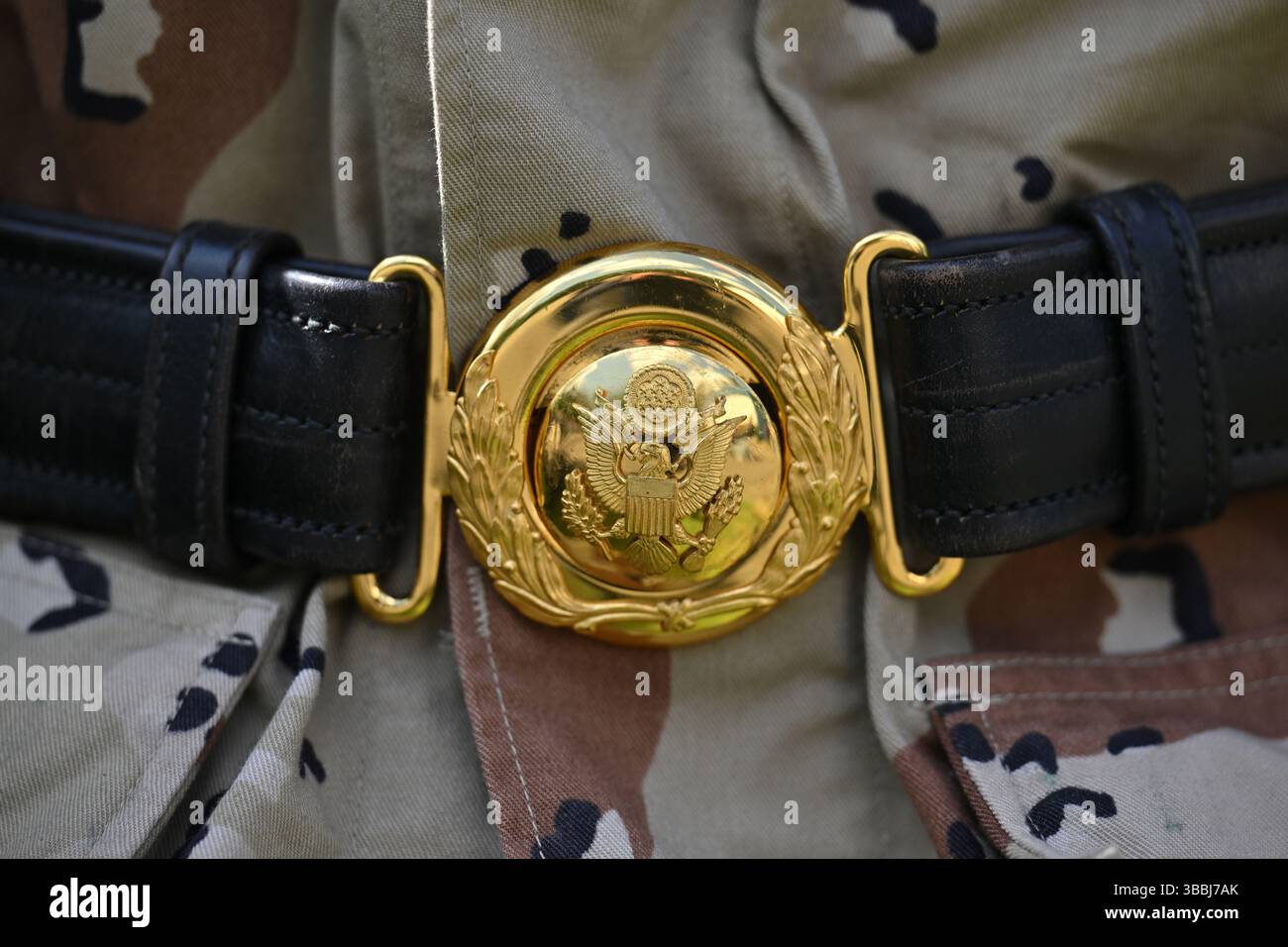 Rasdorf, Deutschland. Mai 2025. Die Gürtelschnalle einer amerikanischen Militäruniform ist bei der Zeremonie „Last Border Patrol“ zu sehen, die 35 Jahre der letzten Patrouille der US-Armee entlang der innerdeutschen Grenze zwischen Rasdorf und Geisa feiert. Mit dieser Zeremonie würdigt die Point Alpha Foundation den Dienst der US-Soldaten, die über vier Jahrzehnte lang an der innerdeutschen Grenze patrouillierten. Quelle: Martin Schutt/dpa/Alamy Live News Stockfoto