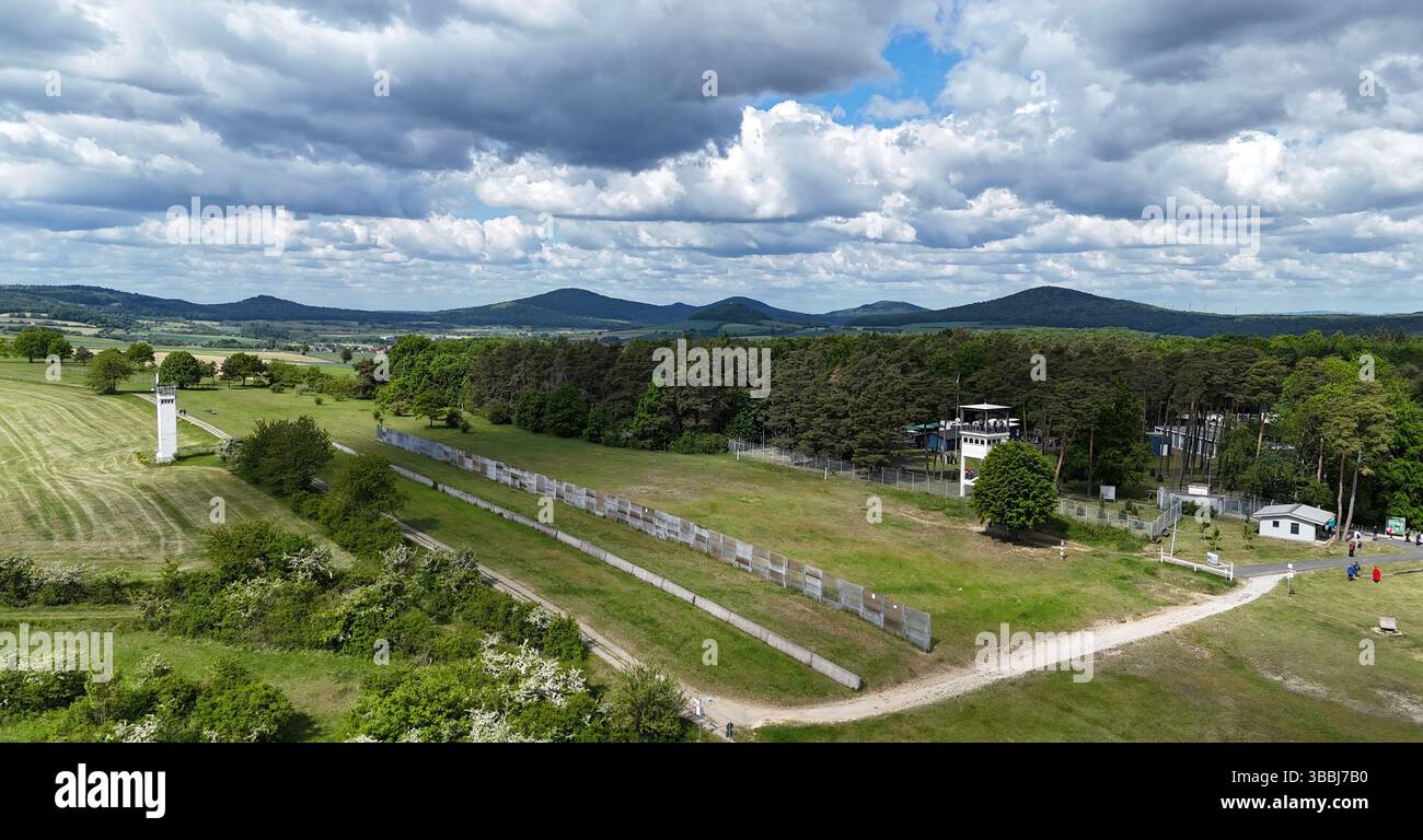 Rasdorf, Deutschland. Mai 2025. Ein DDR-Grenzturm und das US-Lager „Point Alpha“ an der ehemaligen innerdeutschen Grenze, aufgenommen am Tag des 35. Jahrestages der Zeremonie „Last Border Patrol“ anlässlich der letzten US-Army-Patrouille entlang der innerdeutschen Grenze zwischen Rasdorf und Geisa (Foto mit Drohne). Mit dieser Zeremonie würdigt die Point Alpha Foundation den Dienst der US-Soldaten, die über vier Jahrzehnte lang an der innerdeutschen Grenze patrouillierten. Quelle: Martin Schutt/dpa/Alamy Live News Stockfoto
