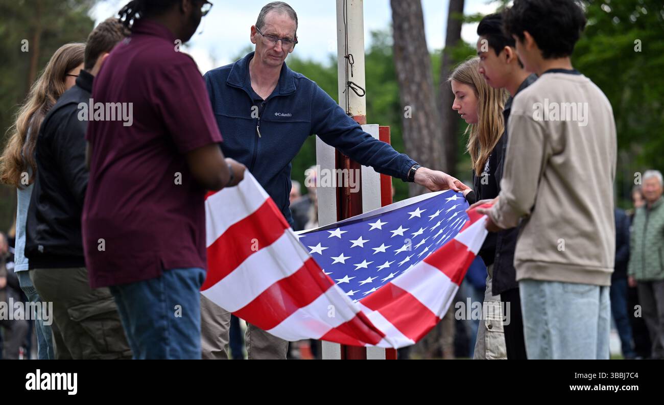 Rasdorf, Deutschland. Mai 2025. Studenten des Junior Reserve Officers' Training Corps (JROTC) aus Wiesbaden stehen bei der Flaggenzeremonie im Rahmen des 35. Jahrestages der „Last Border Patrol“ zur letzten US Army Patrouille entlang der innerdeutschen Grenze zwischen Rasdorf und Geisa. Mit dieser Zeremonie würdigt die Point Alpha Foundation den Dienst der US-Soldaten, die über vier Jahrzehnte lang an der innerdeutschen Grenze patrouillierten. Quelle: Martin Schutt/dpa/Alamy Live News Stockfoto