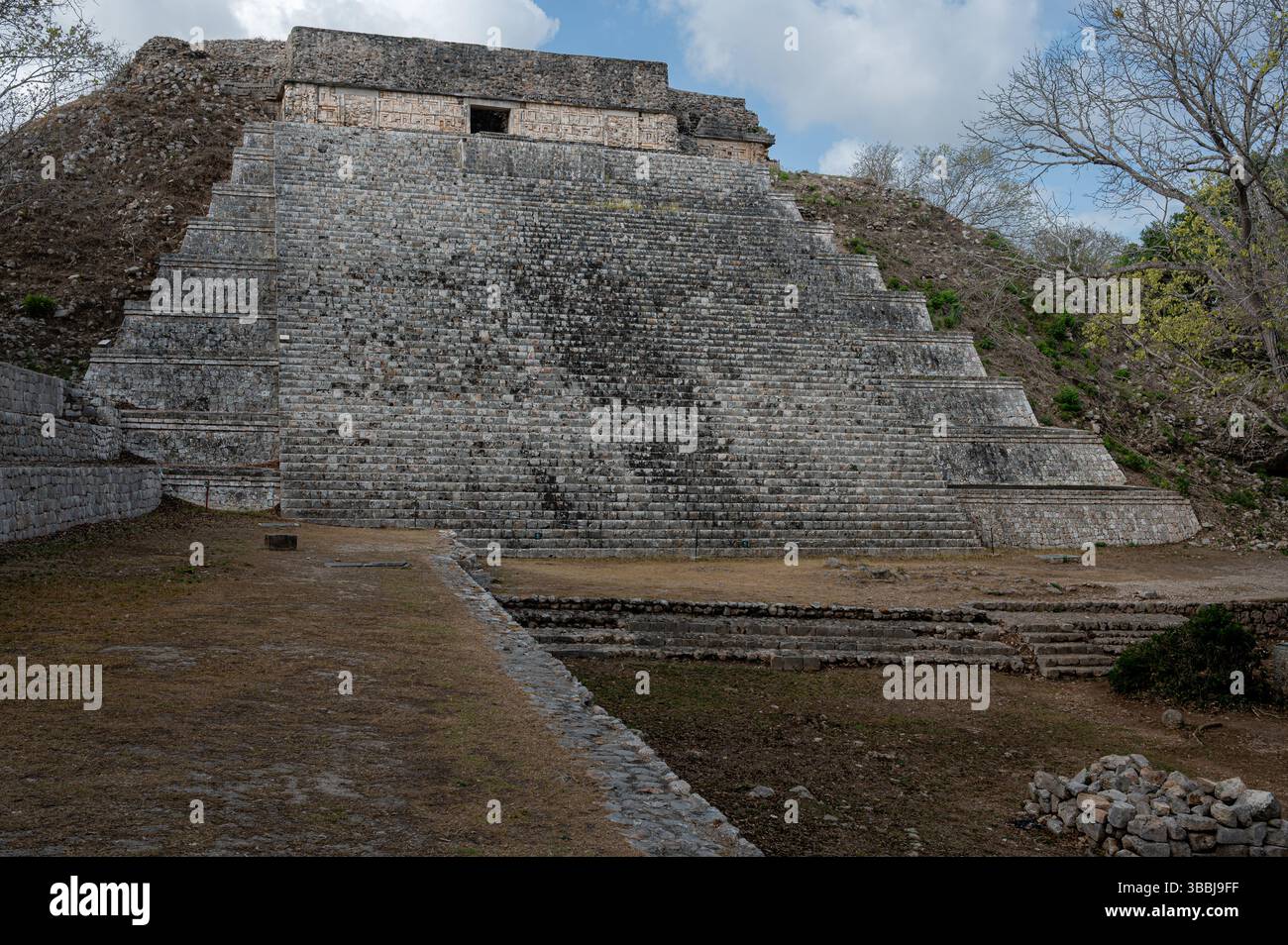 Frontalansicht der großen Maya-Pyramide in Uxmal, Mexiko Stockfoto