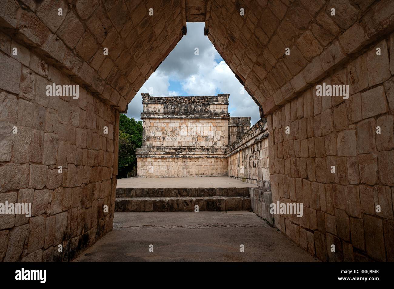 Maya-Gewölbebogen, der ein Steingebäude in Uxmal, Mexiko, umrahmt Stockfoto