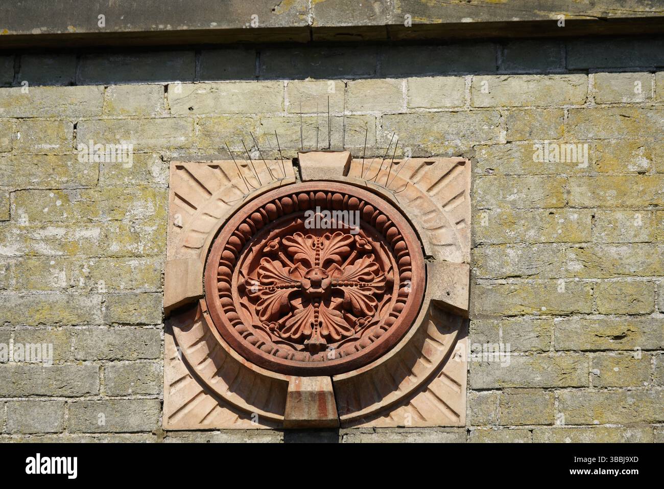 Dekorative Keramikwand auf einer äußeren städtischen Ziegeloberfläche. Dorking, Großbritannien Stockfoto