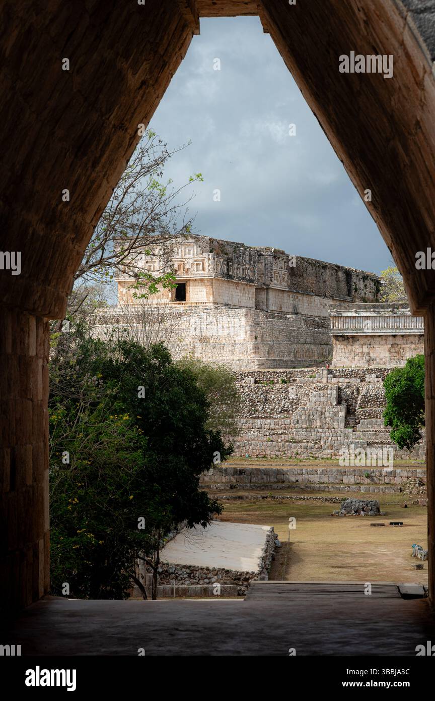 Maya-Bogen umrahmt den Gouverneurspalast in Uxmal, Mexiko Stockfoto