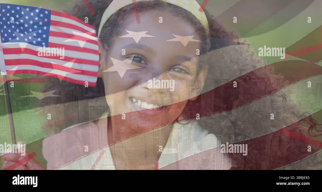 Bild einer us-Flagge über glücklichem afroamerikanischen Mädchen, das vor der Kamera lächelt Stockfoto