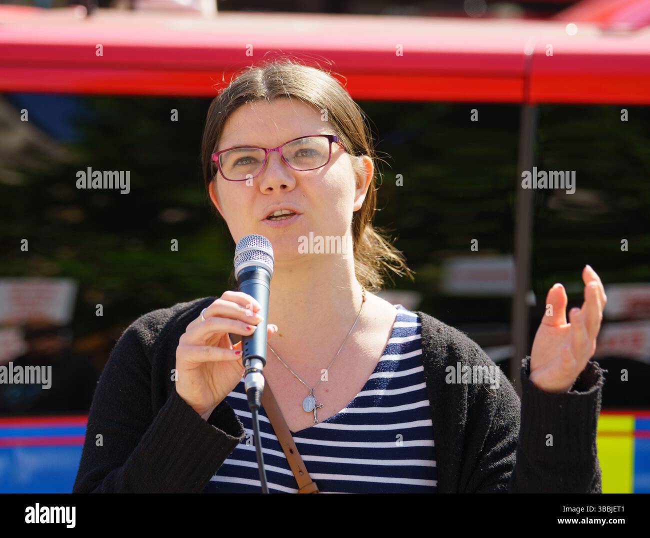 Mai 2025, London, Großbritannien. Aktivisten versammeln sich heute vor dem Parlament, um gegen die Gesetzgebung zur Sterbehilfe zu protestieren, über die heute die Abgeordneten diskutieren. Zu den Gruppen gehören Vertreter von Christian Concern, dem Christian Institute, Care Not Killing und anderen. IM BILD: Alithea Williams Public Policy Manager bei SPUC (Society for the Protection of Unborn Children) Bridget Catterall AlamyLiveNews Stockfoto