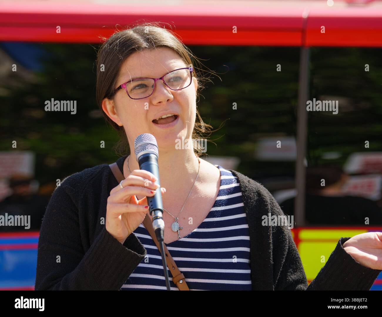 Mai 2025, London, Großbritannien. Aktivisten versammeln sich heute vor dem Parlament, um gegen die Gesetzgebung zur Sterbehilfe zu protestieren, über die heute die Abgeordneten diskutieren. Zu den Gruppen gehören Vertreter von Christian Concern, dem Christian Institute, Care Not Killing und anderen. IM BILD: Alithea Williams Public Policy Manager bei SPUC (Society for the Protection of Unborn Children) Bridget Catterall AlamyLiveNews Stockfoto