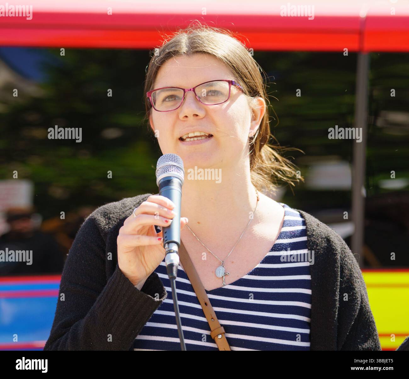 Mai 2025, London, Großbritannien. Aktivisten versammeln sich heute vor dem Parlament, um gegen die Gesetzgebung zur Sterbehilfe zu protestieren, über die heute die Abgeordneten diskutieren. Zu den Gruppen gehören Vertreter von Christian Concern, dem Christian Institute, Care Not Killing und anderen. IM BILD: Alithea Williams Public Policy Manager bei SPUC (Society for the Protection of Unborn Children) Bridget Catterall AlamyLiveNews Stockfoto