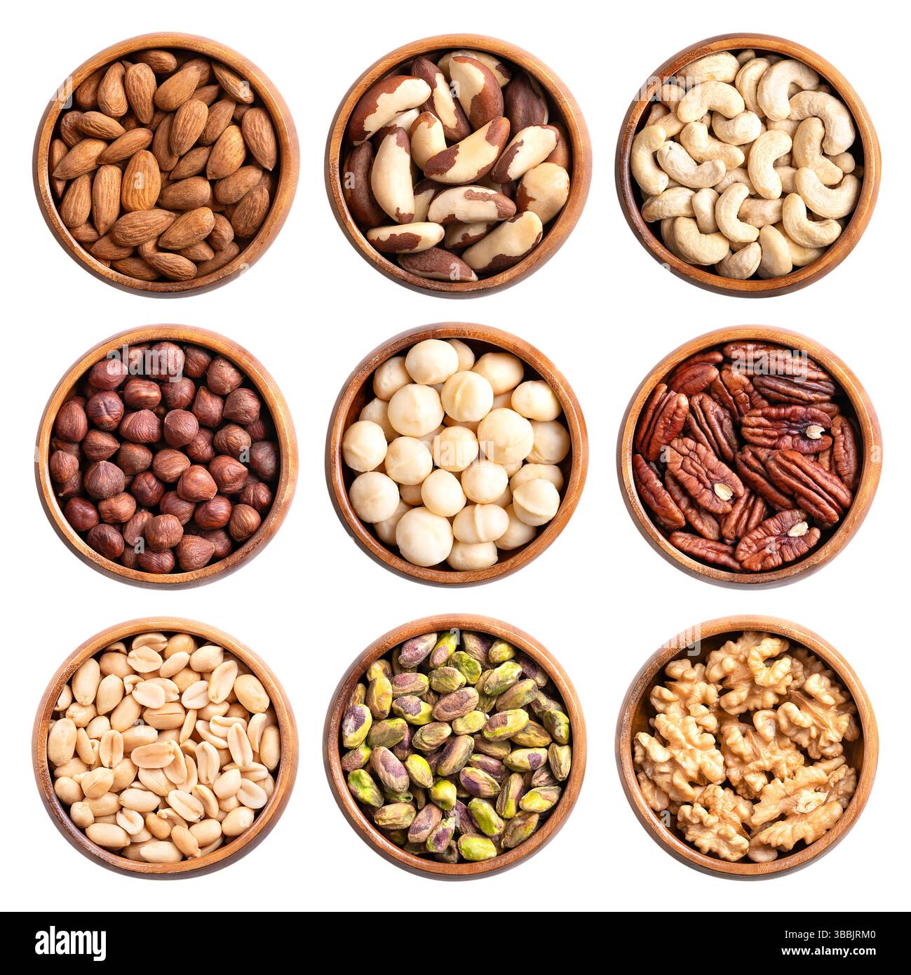 Schalenfrüchte in Holzschalen. Mandeln, Paranüsse, Cashewnüsse in der 1. Reihe, Haselnüsse, Macadamias, Pekannüsse in der 2. Reihe, Erdnüsse, Pistazien und Walnüsse im 3 Stockfoto