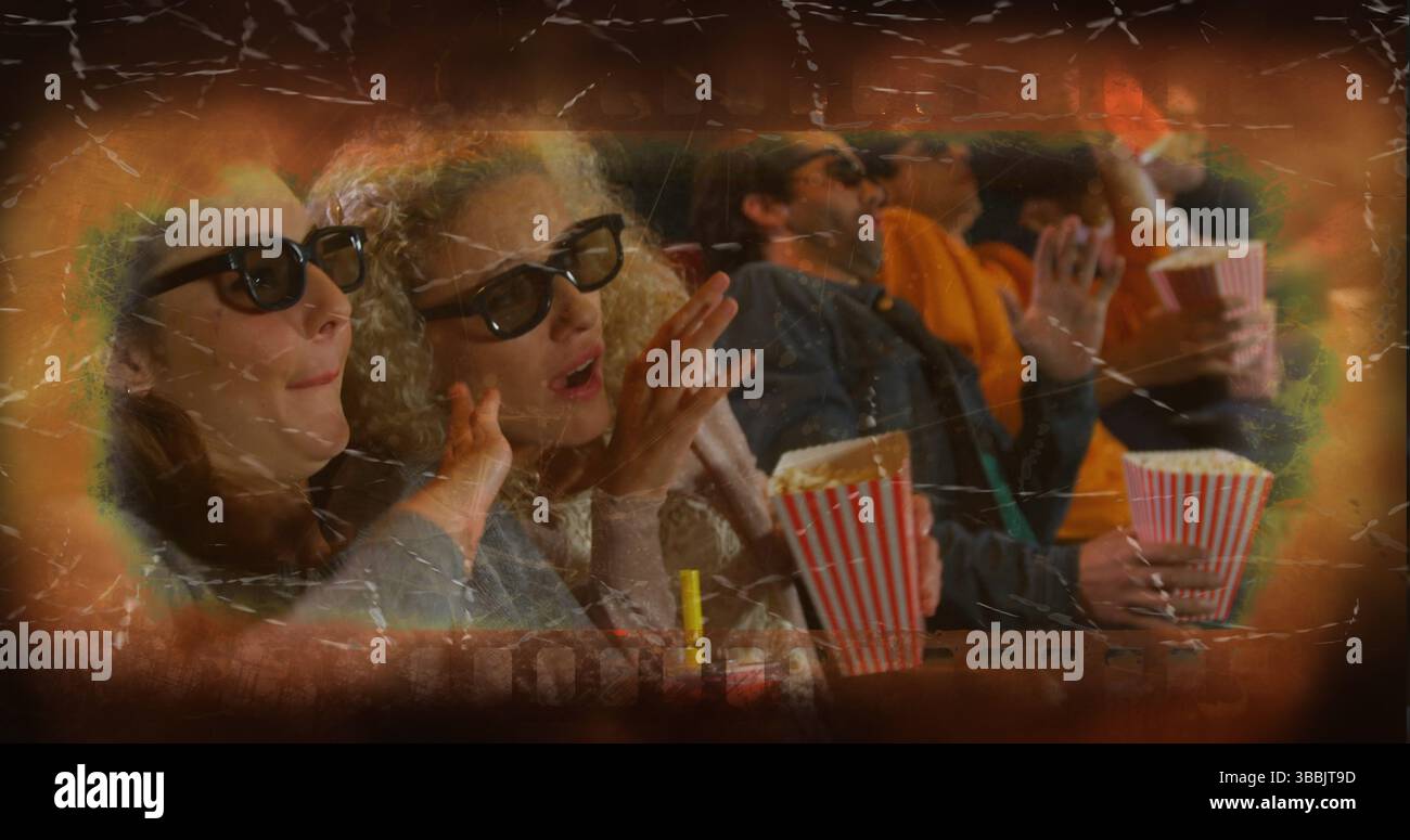 Mit 3D-Brille und Popcorn-Eimern können sich die Freunde des Kinos mit den Händen im dunklen Kino nach vorne lehnen Stockfoto