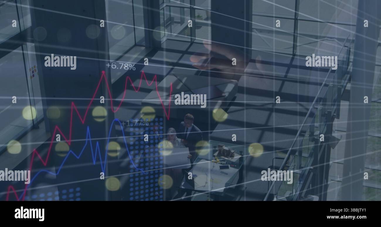 Bild der Verarbeitung von Finanzdaten über Geschäftsfrau im Büro Stockfoto