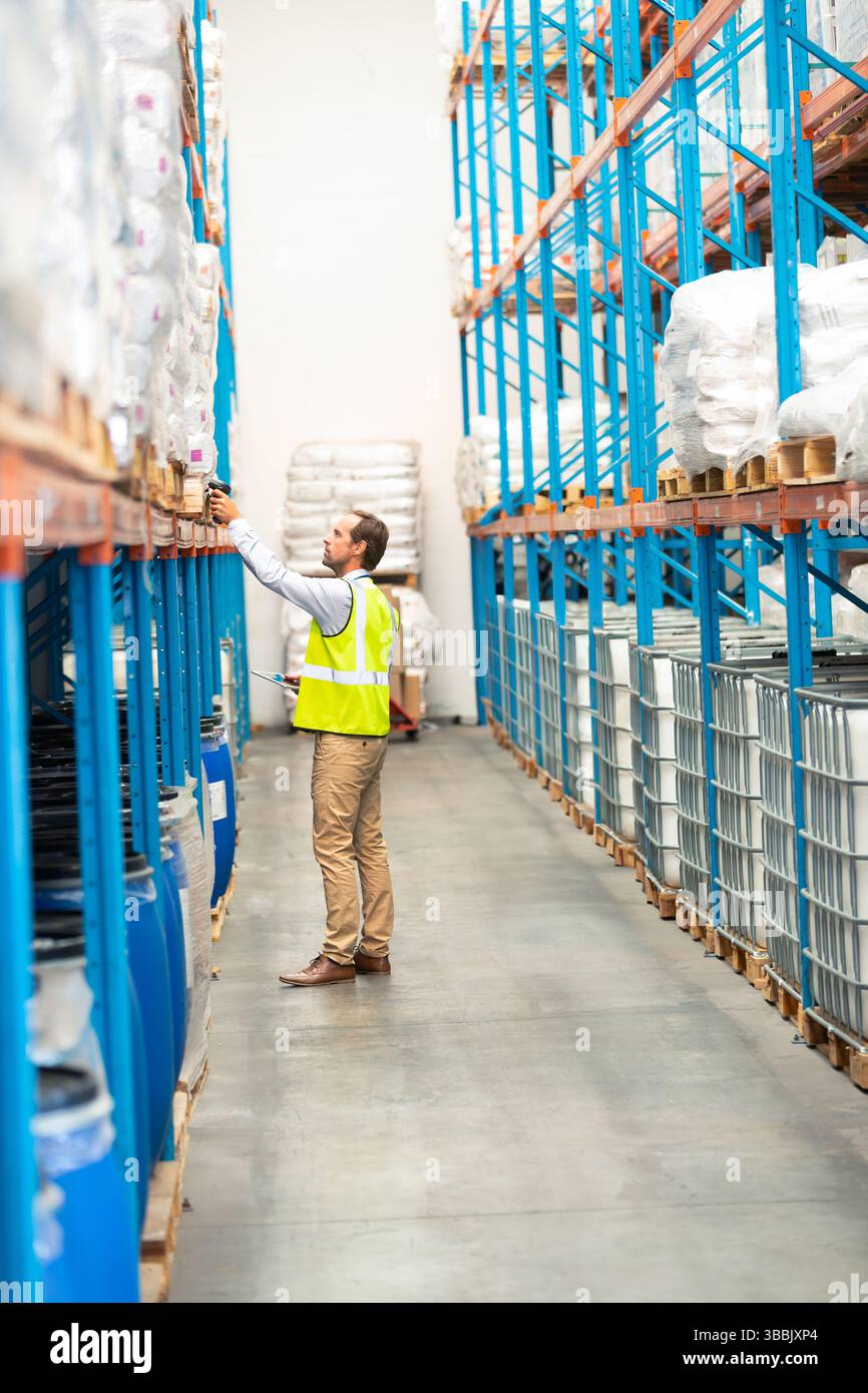 Regale für Industriereale, die in einem Lagergang stehen und verpackte Paletten und IBC-Behälter aufnehmen Stockfoto