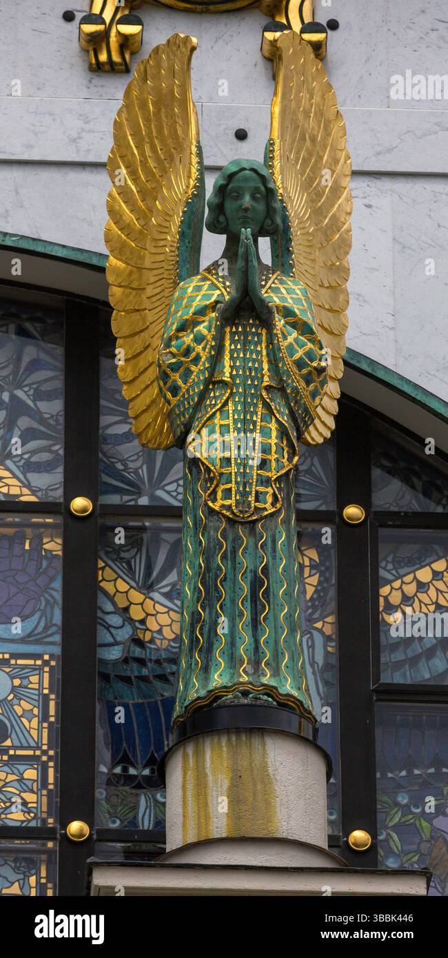Engelsdetail von Othmar Schimkowitz, außen, Jugendstilkirche am Steinhof, 1907, auch Kirche St. Leopold, Wien, Österreich genannt Stockfoto