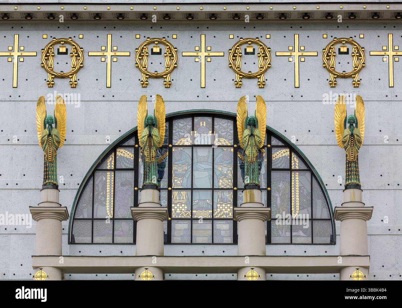 Engelsdetail von Othmar Schimkowitz, außen, Jugendstilkirche am Steinhof, 1907, auch Kirche St. Leopold, Wien, Österreich genannt Stockfoto