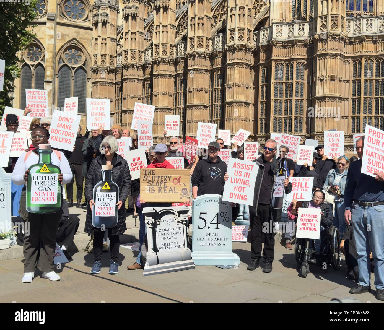 Demonstranten versammeln sich vor dem parlament, um ihre Bedenken gegen die Debatte über das Sterbegesetz zum Ausdruck zu bringen. Stockfoto