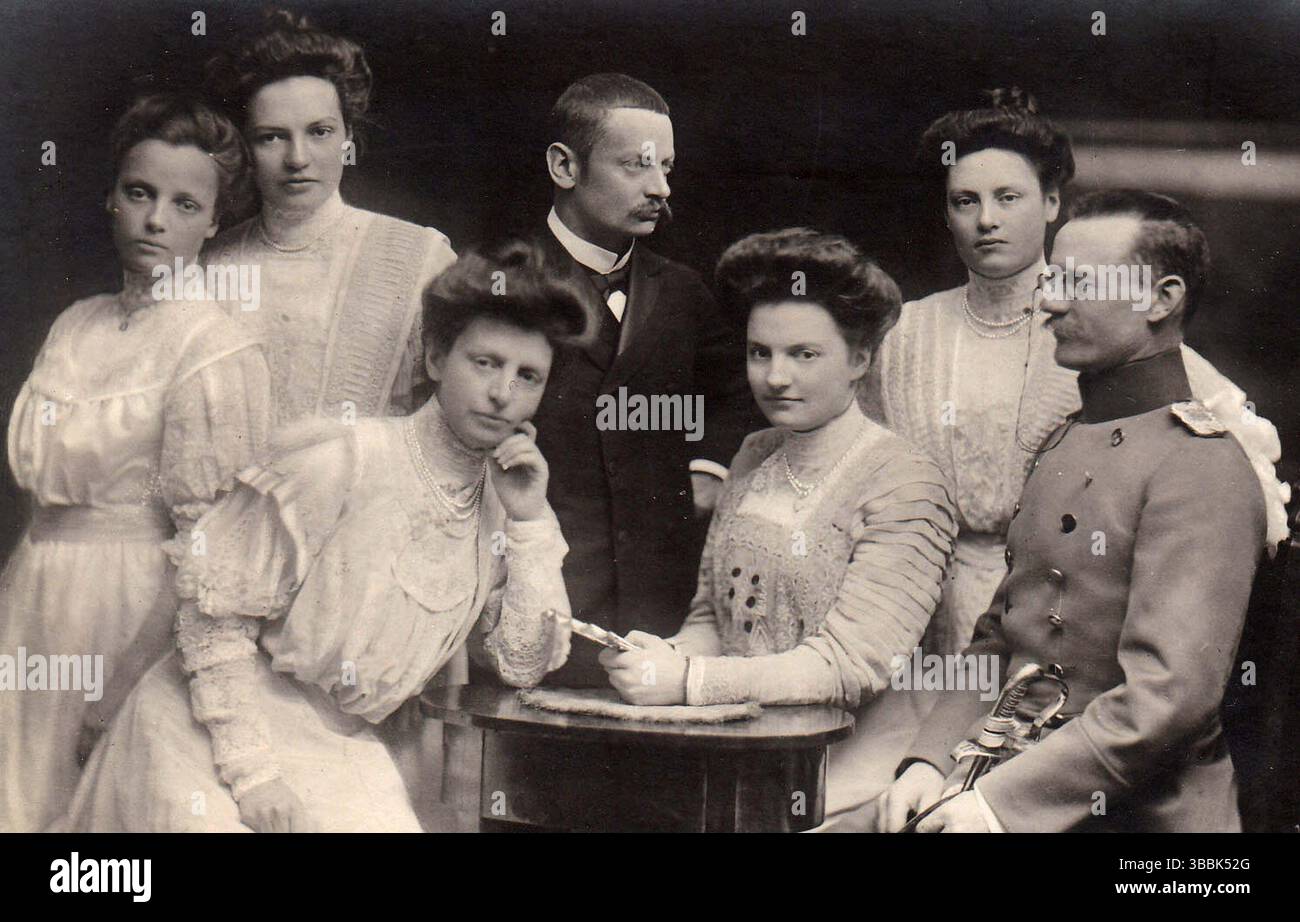 Prinzessin Adelgunde (1870–1958), Prinzessin Maria (1872–1954), Prinz Karl (1874–1927), Prinz Franz (1875–1957), Prinzessin Hildegarde (1881–1948), Prinzessin Wiltrud (1884–1975) und Prinzessin Helmtrud (1885–1977). Das sind die Kinder von HRM King Stockfoto Prinzessin Adelgunde (1870–1958), Prinzessin Maria (1872–1954), Prinz Karl (1874–1927), Prinz Franz (1875–1957), Prinzessin Hildegarde (1881–1948), Prinzessin Wiltrud (1884–1975) und Prinzessin Helmtrud (1885–1977). Das sind die Kinder von HRM King Stockfoto