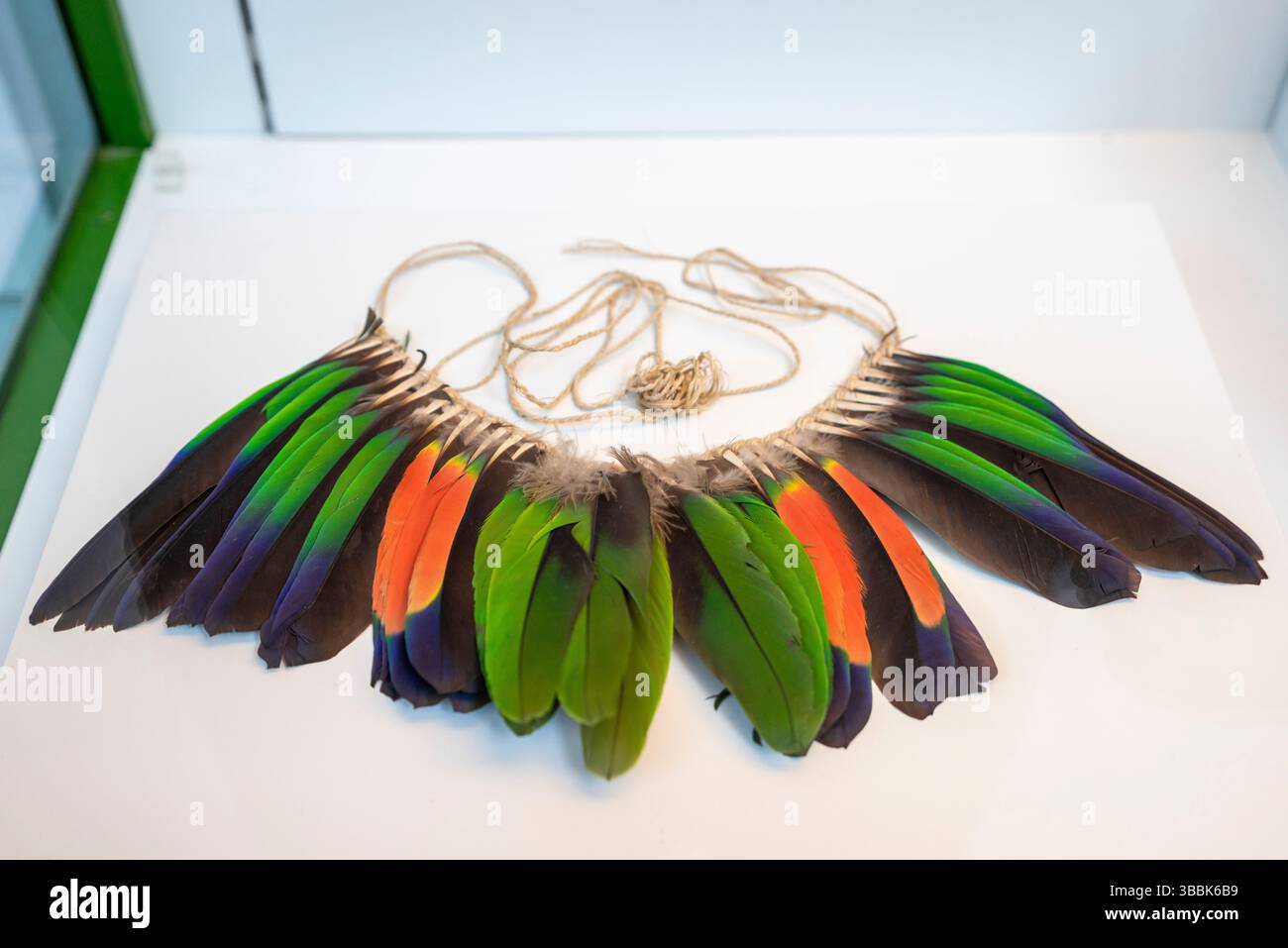 Halskette, Amazonas, Brasilien, Ton, natürliche Pigmente und Harz, 1950-2000, Federn und Baumwolle, Nationalmuseum für Anthropologie, Madrid, Spanien. Stockfoto