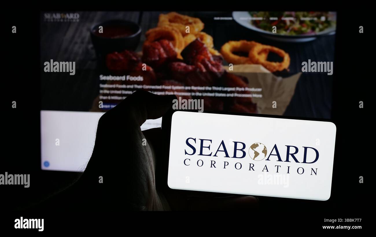 Stuttgart, Deutschland - 01-07-2024: Person, die ein Mobiltelefon mit dem Logo der amerikanischen Seaboard Corporation auf dem Bildschirm hält Stockfoto