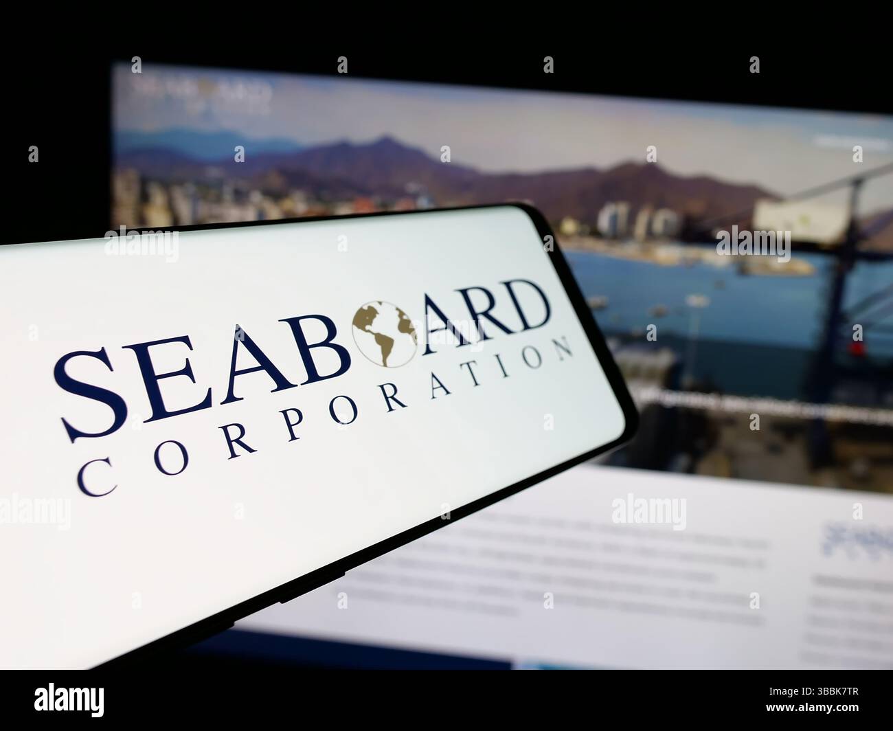 Stuttgart, Deutschland - 01.07.2024: Smartphone mit Logo der US-amerikanischen Firma Seaboard Corporation auf dem Bildschirm vor der Business-Website. Stockfoto