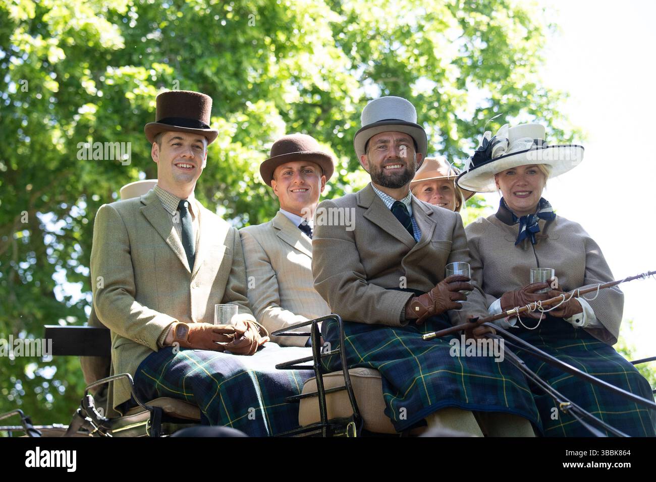 Windsor, Berkshire, Großbritannien. Mai 2025. Die schönen Pferde beim Coaching Marathon bei der Royal Windsor Horse Show. Die alten Kutschen werden von vier Pferden gezogen, und Passagiere sitzen heute in eleganten Outfits auf der Spitze, während sie durch den Windsor Great Park fuhren. Quelle: Maureen McLean/Alamy Live News Stockfoto