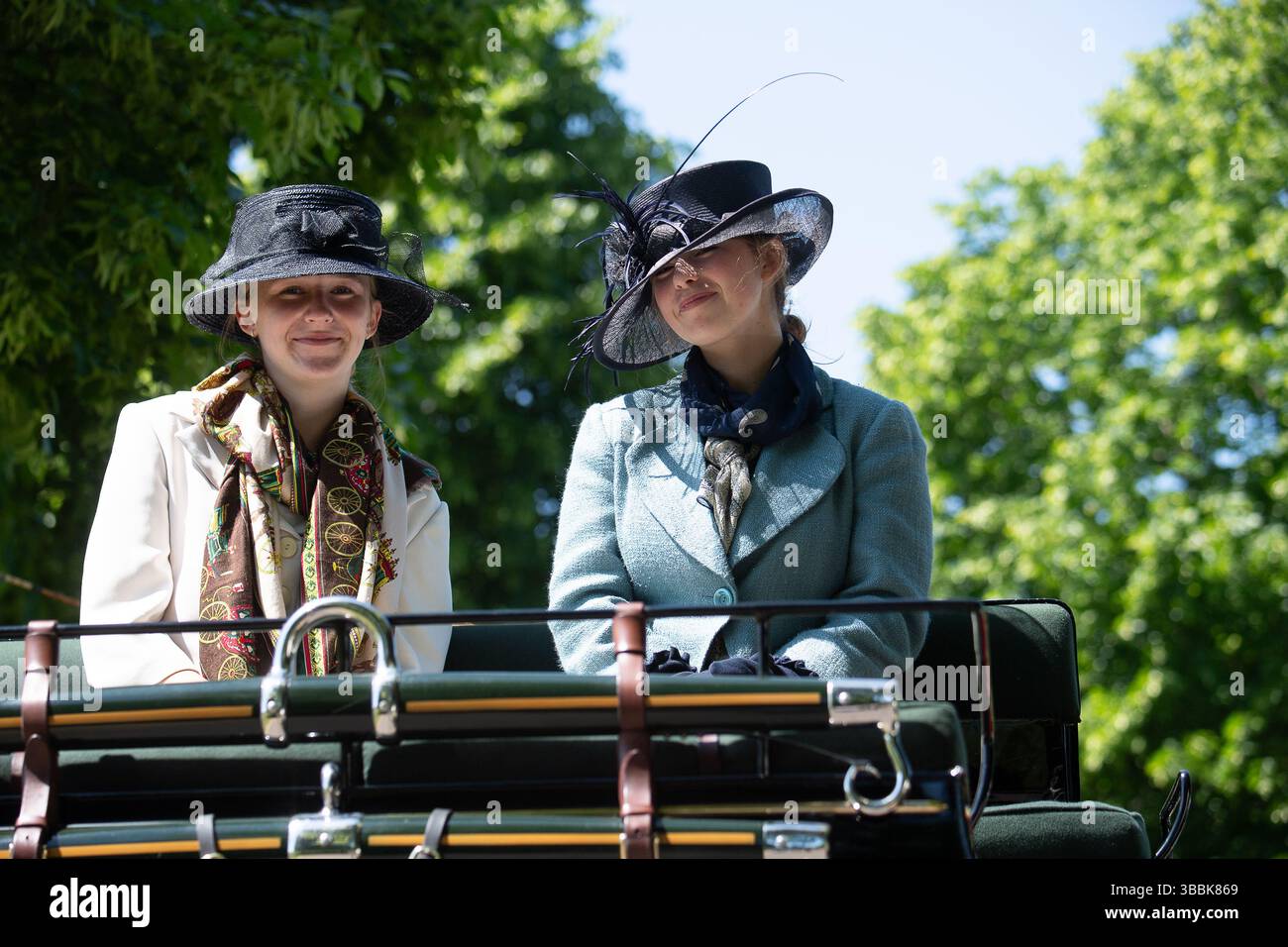 Windsor, Berkshire, Großbritannien. Mai 2025. Die schönen Pferde beim Coaching Marathon bei der Royal Windsor Horse Show. Die alten Kutschen werden von vier Pferden gezogen, und Passagiere sitzen heute in eleganten Outfits auf der Spitze, während sie durch den Windsor Great Park fuhren. Quelle: Maureen McLean/Alamy Live News Stockfoto
