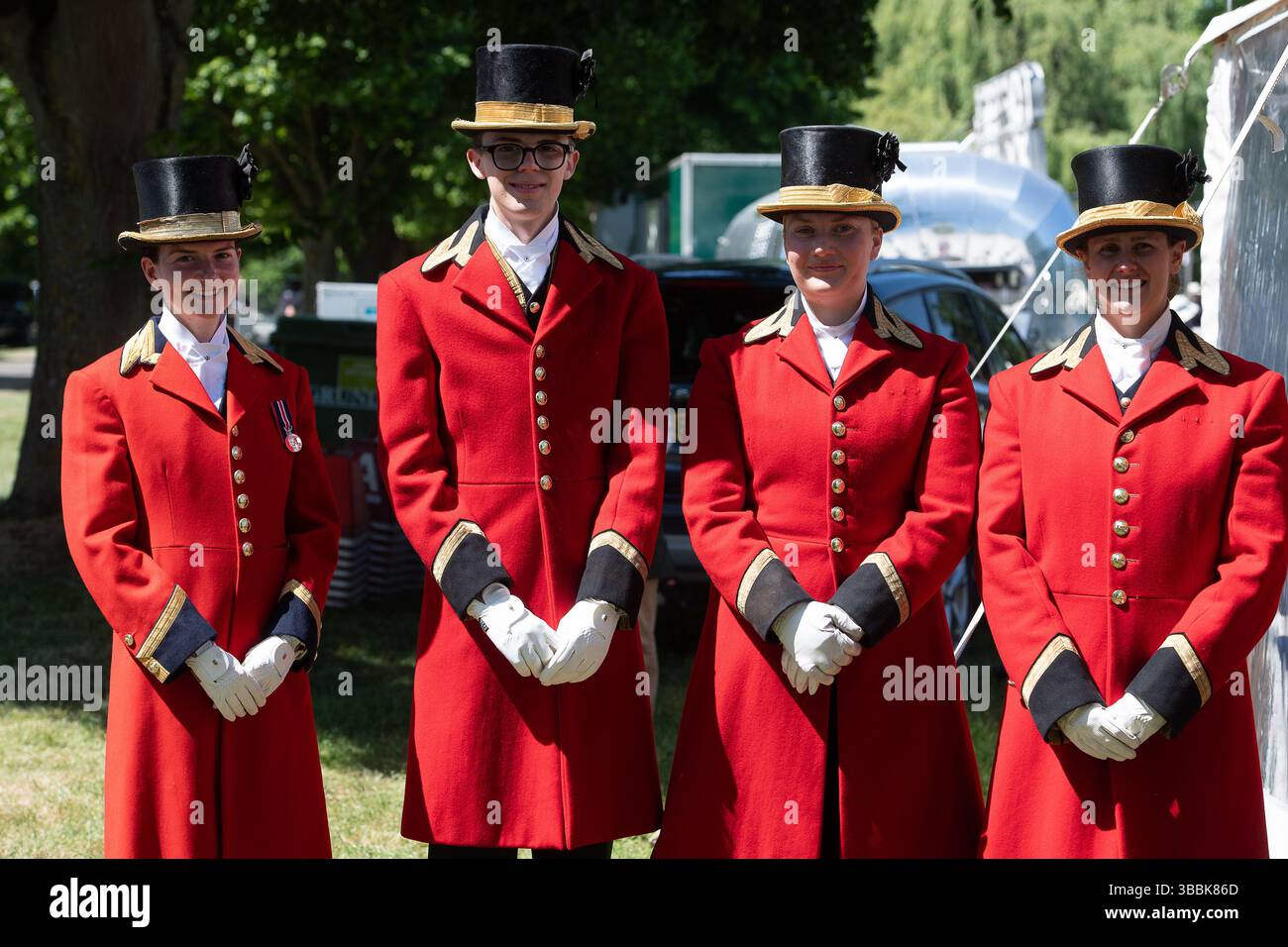 Windsor, Berkshire, Großbritannien. Mai 2025. Die schönen Pferde beim Coaching Marathon bei der Royal Windsor Horse Show. Die alten Kutschen werden von vier Pferden gezogen, und Passagiere sitzen heute in eleganten Outfits auf der Spitze, während sie durch den Windsor Great Park fuhren. Quelle: Maureen McLean/Alamy Live News Stockfoto