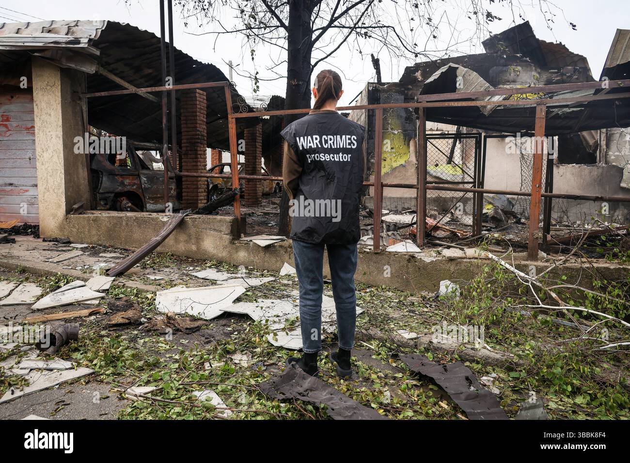 Ein Staatsanwalt für Kriegsverbrechen sieht sich einem Haus gegenüber, das am 16. Mai 2025 durch einen russischen Drohnenangriff in der Region Odesa in der Ukraine beschädigt wurde. (Foto: Nina Liashonok/Ukrinform) Stockfoto