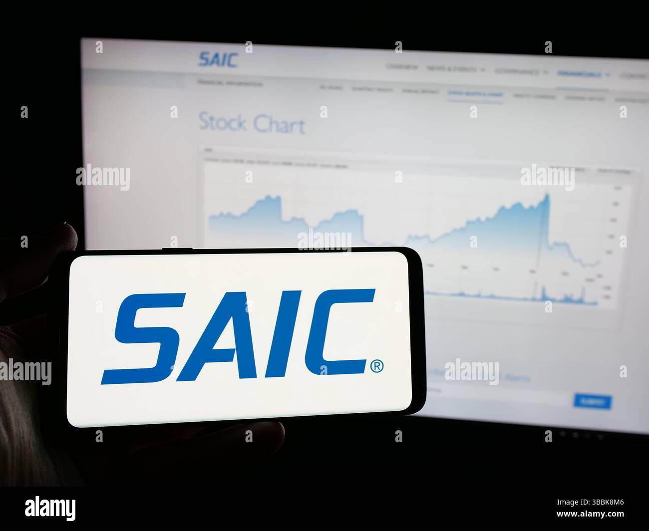 Stuttgart, Deutschland - 01-07-2024: Person, die ein Smartphone mit dem Logo der Science Applications International Corporation (SAIC) auf dem Bildschirm hält Stockfoto