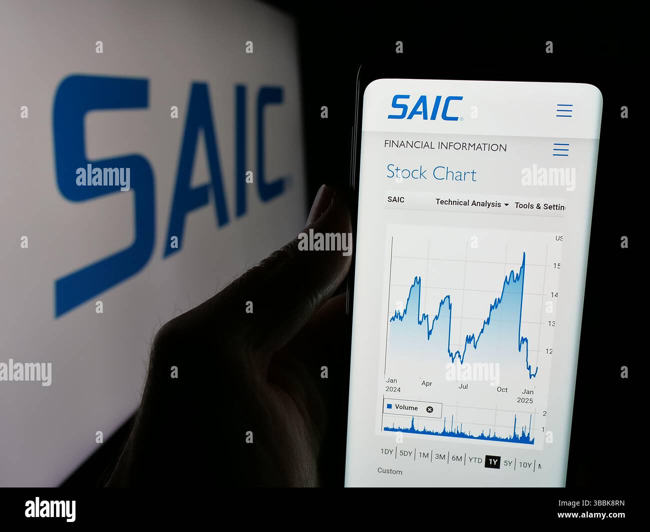Stuttgart, Deutschland - 01-07-2024: Person, die ein Mobiltelefon hält, mit Webseite der Science Applications International Corporation (SAIC) auf dem Bildschirm mit Logo. Stockfoto