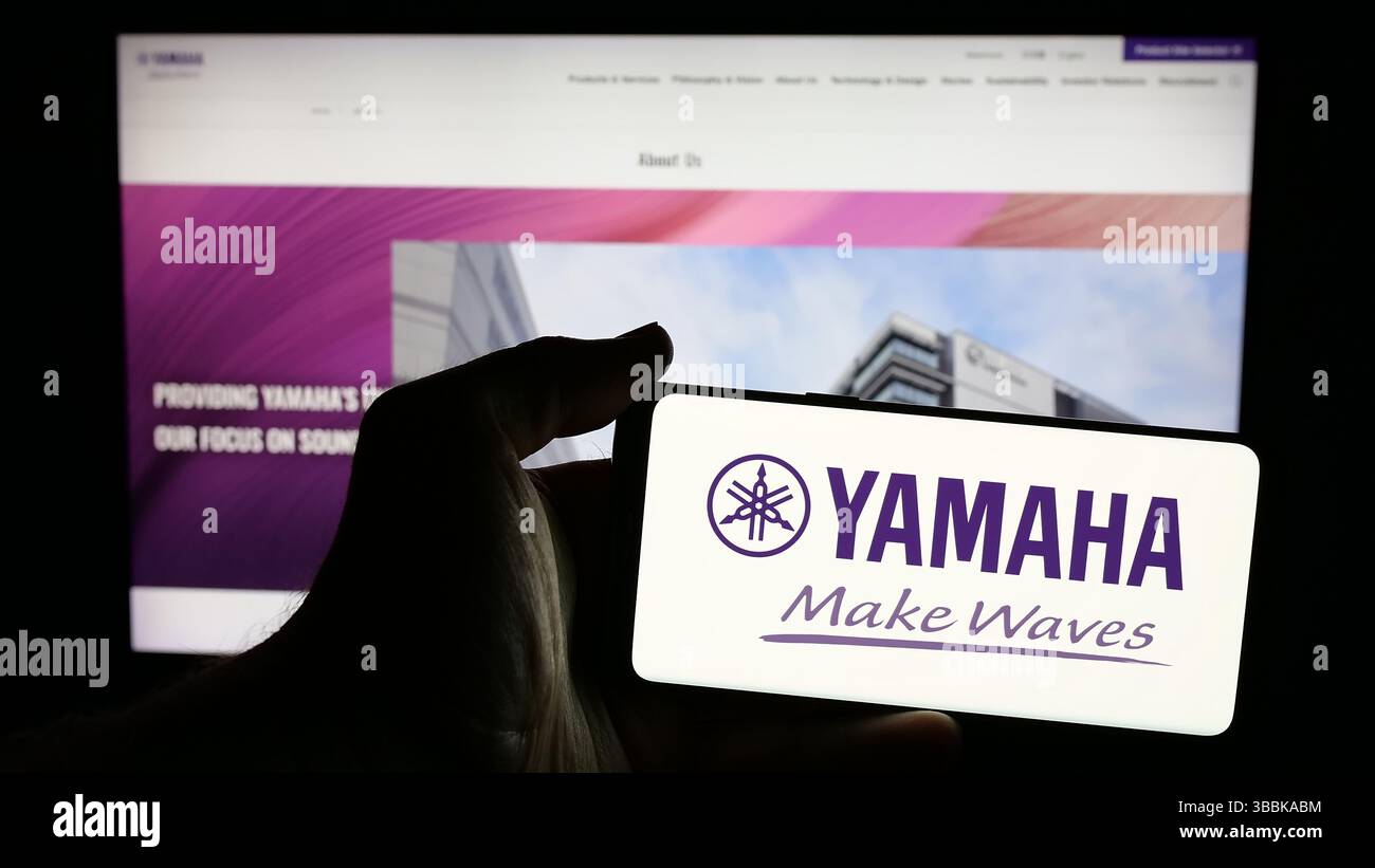 Stuttgart, Deutschland - 01.09.2025: Person, die ein Mobiltelefon hält, mit dem Logo des japanischen Audiogeräteunternehmens Yamaha Corporation auf dem Bildschirm Stockfoto