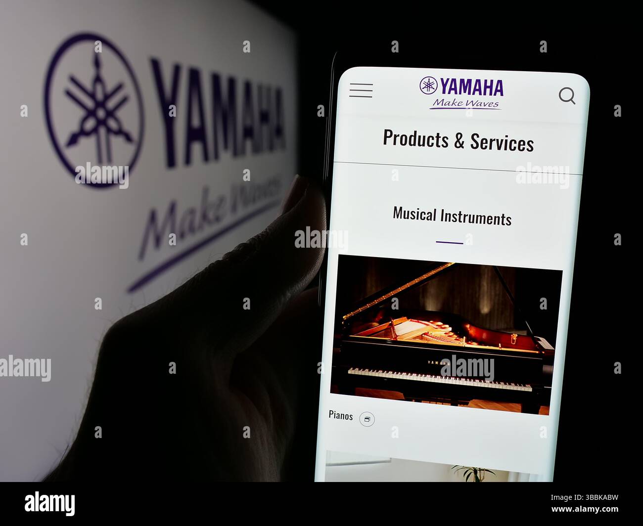 Stuttgart, Deutschland - 01.09.2025: Person, die ein Mobiltelefon hält, mit Webseite des japanischen Audiogeräteunternehmens Yamaha Corporation auf dem Bildschirm mit Logo. Stockfoto