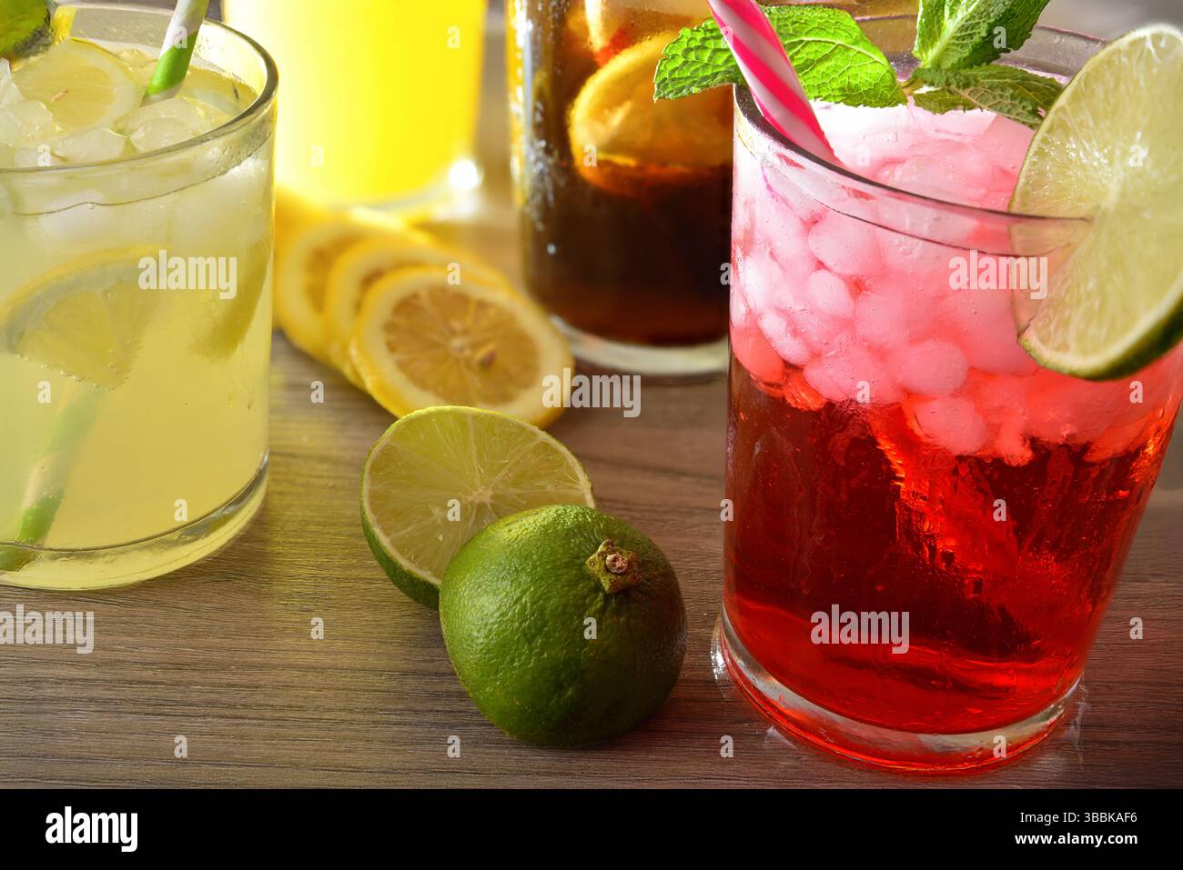 Gläser mit erfrischenden Getränken auf einem Holztisch mit Obst. Erhöhte Aussicht. Stockfoto