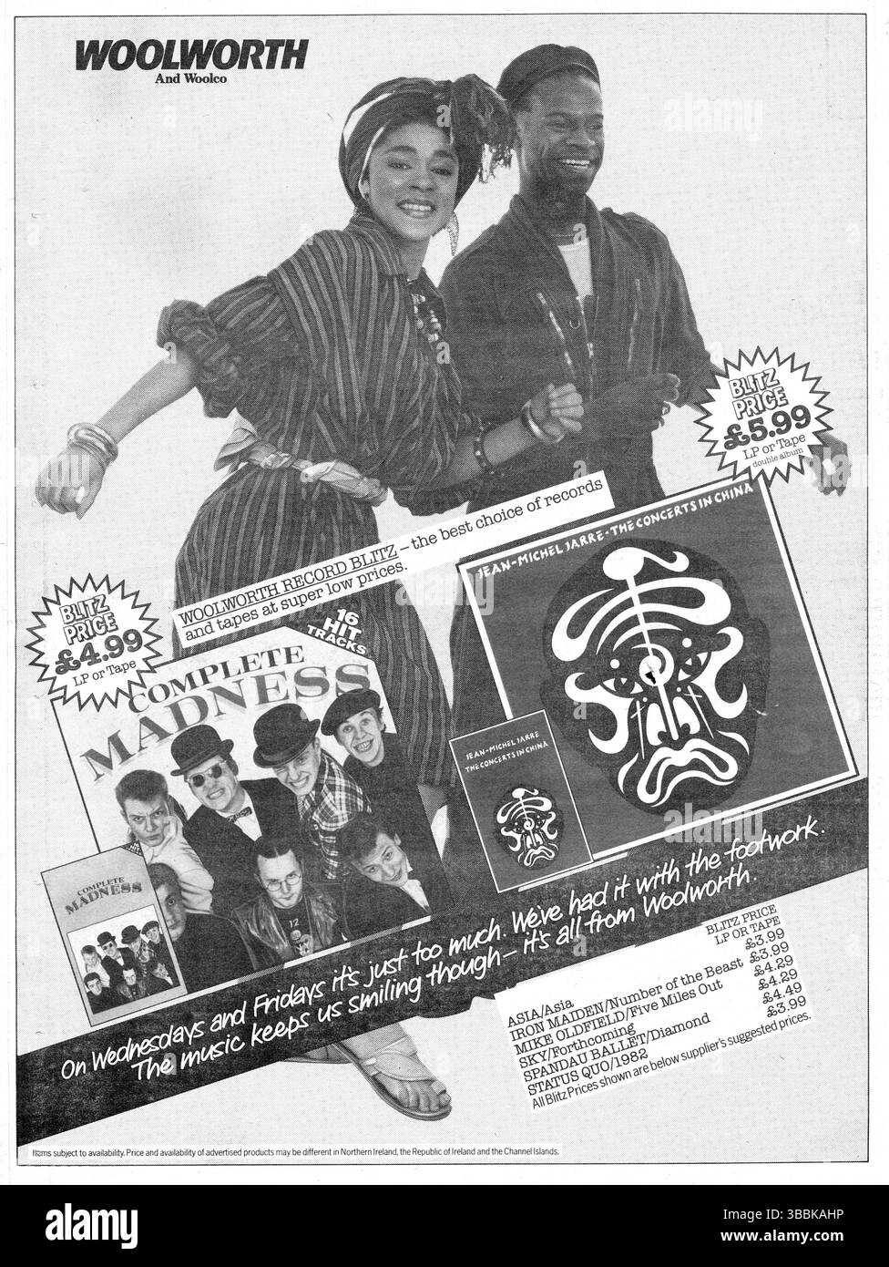 Woolworths-Geschäft, Schwarzweiß-Werbung für die Plattenabteilung. Tanzpaare mit Ärmeln für Madness und Jean Michel Jarre Alben und Bänder. Blitz Preise von 4,99 £ und 5,99 £. Mai 1982. Achtzigerjahre. Woolworths war in diesem Jahrzehnt ein wichtiger Einzelhandelsmarkt für Musik, hielt aber nur die größeren verkauften Titel auf Lager. Stockfoto