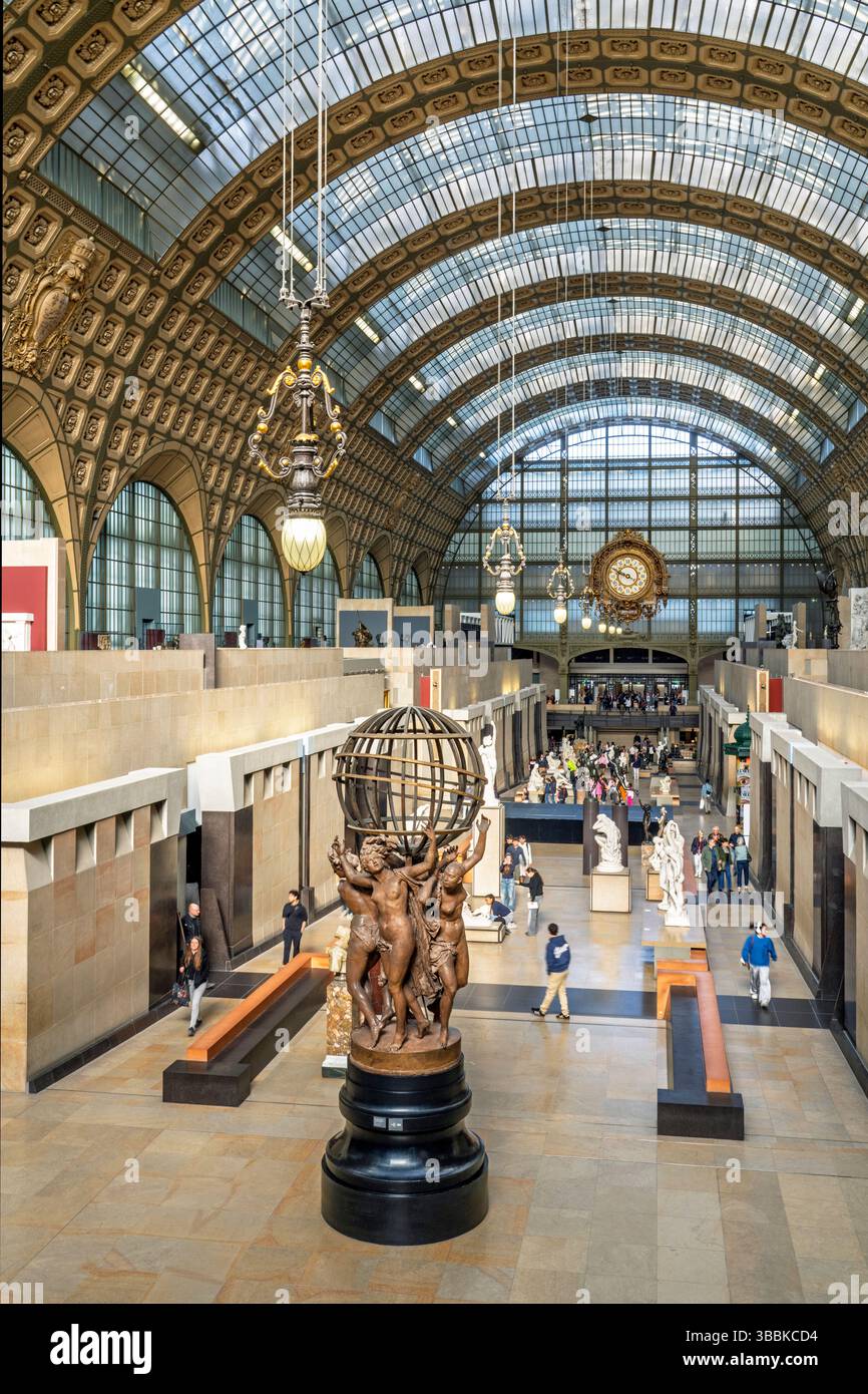 Musée d’Orsay Innenausstellungsfotografie, die sich auf Menschen konzentriert, die impressionistische Kunst von Malern wie Renoir, Monet, Gauguin Paris, Frankreich, EU beobachten Stockfoto