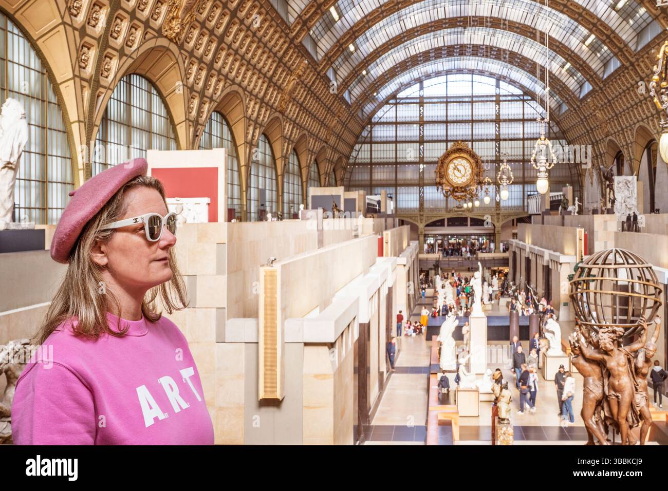 (MR)Musée d’Orsay Innenausstellungsfotografie, die sich auf Personen konzentriert, die impressionistische Kunst von Malern wie Renoir, Monet, Gauguin Paris, Franc beobachten Stockfoto