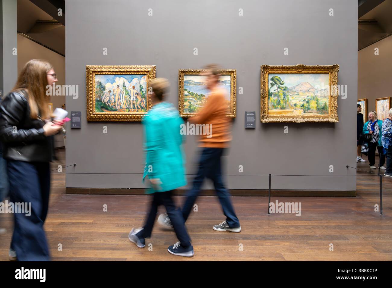 Musée d’Orsay Innenausstellungsfotografie, die sich auf Menschen konzentriert, die impressionistische Kunst von Malern wie Renoir, Monet, Gauguin Paris, Frankreich, EU beobachten Stockfoto