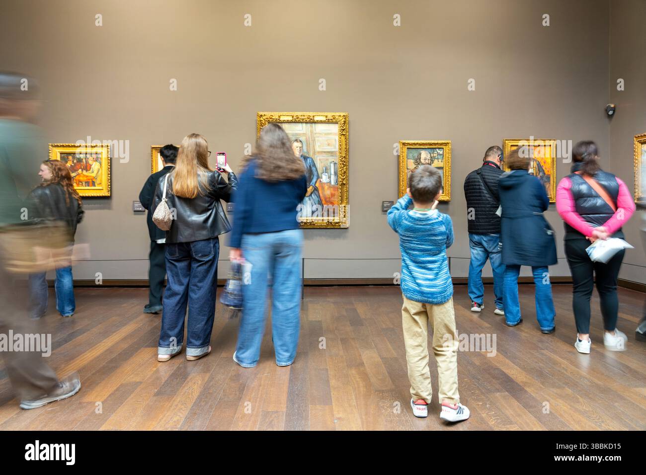 Musée d’Orsay Innenausstellungsfotografie, die sich auf Menschen konzentriert, die impressionistische Kunst von Malern wie Renoir, Monet, Gauguin Paris, Frankreich, EU beobachten Stockfoto