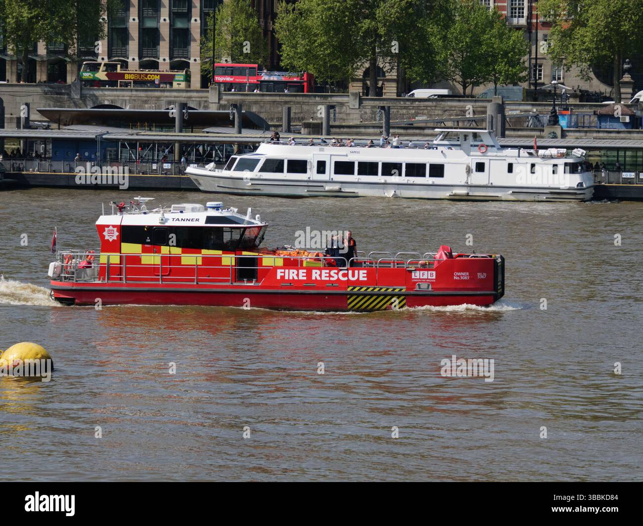 Ein Rettungsboot der London Fire Brigade (LFB), das die Themse steuert und Notfalldienste im Zentrum von London, Großbritannien, bereitstellt Stockfoto