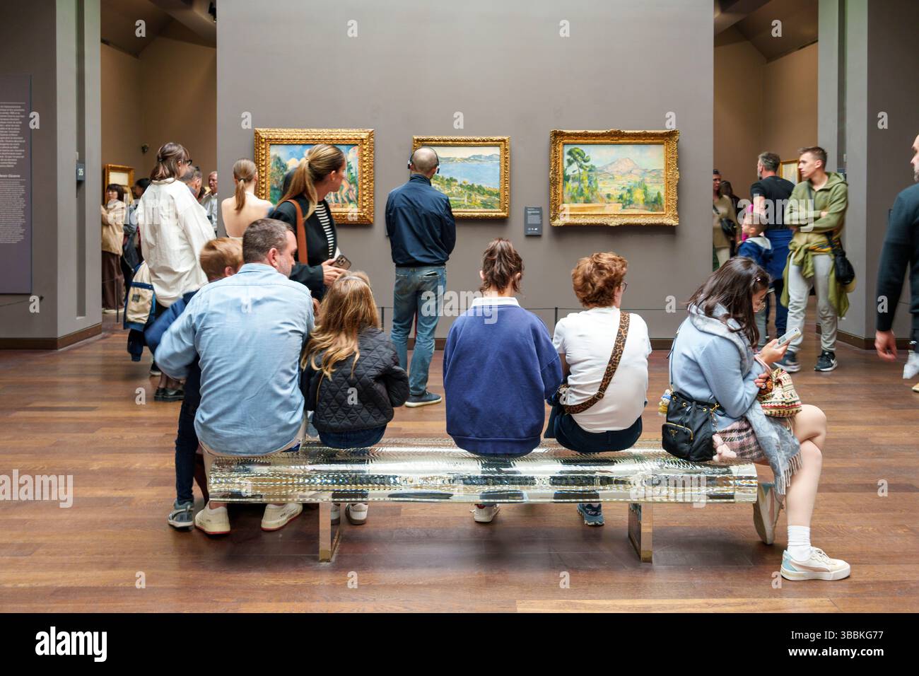 Musée d’Orsay Innenausstellungsfotografie, die sich auf Menschen konzentriert, die impressionistische Kunst von Malern wie Renoir, Monet, Gauguin Paris, Frankreich, EU beobachten Stockfoto