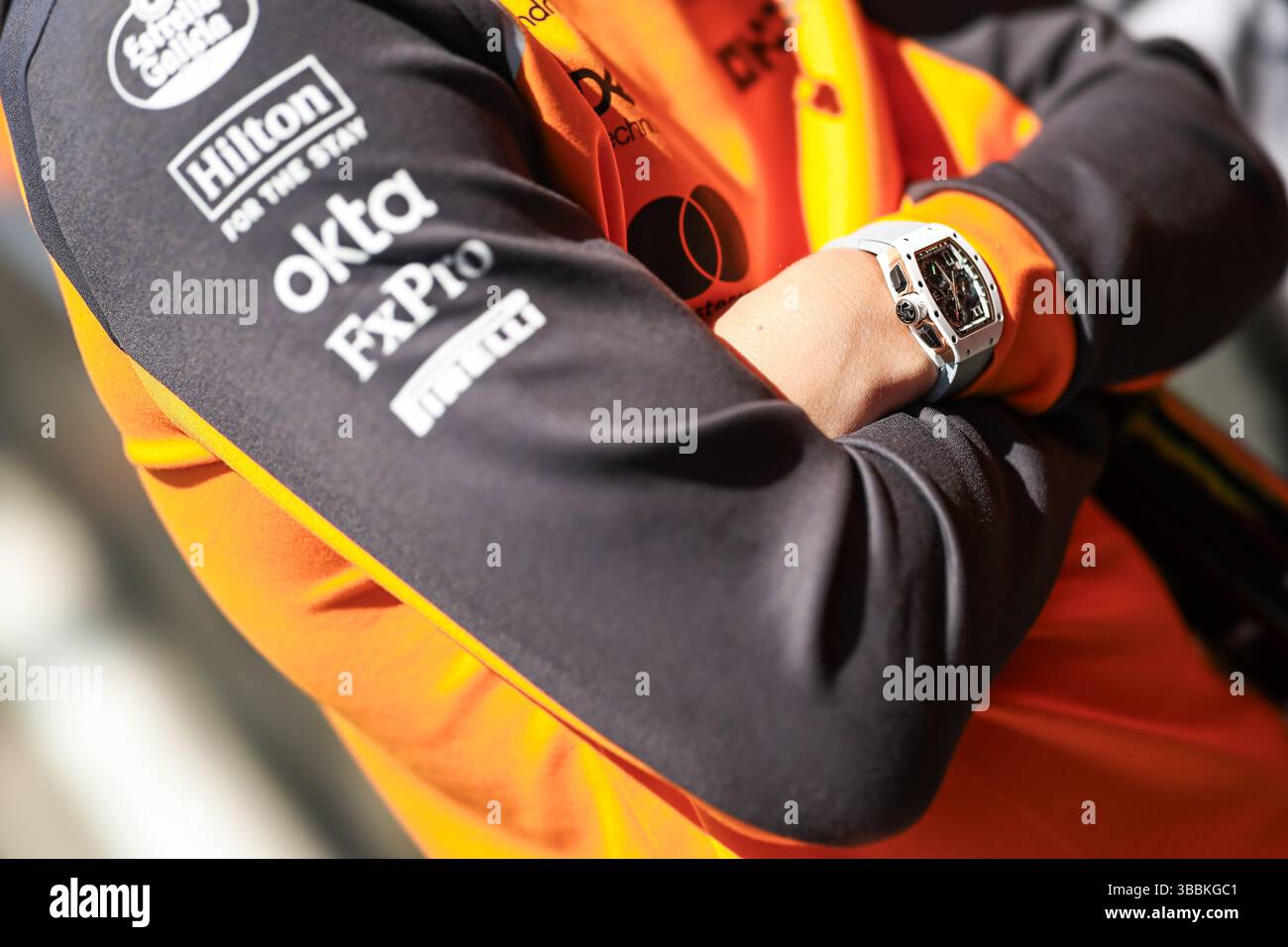 IMOLA, ITALIEN – 16. MAI: Richard Mille Uhr von Lando Norris während des Trainings vor dem F1 Grand Prix von Emilia-Romagna auf dem Autodromo Internazionale Enzo e Dino Ferrari Circuit am 16. Mai 2024 in Imola, Italien. (Foto: Qian Jun/Paddocker) Stockfoto