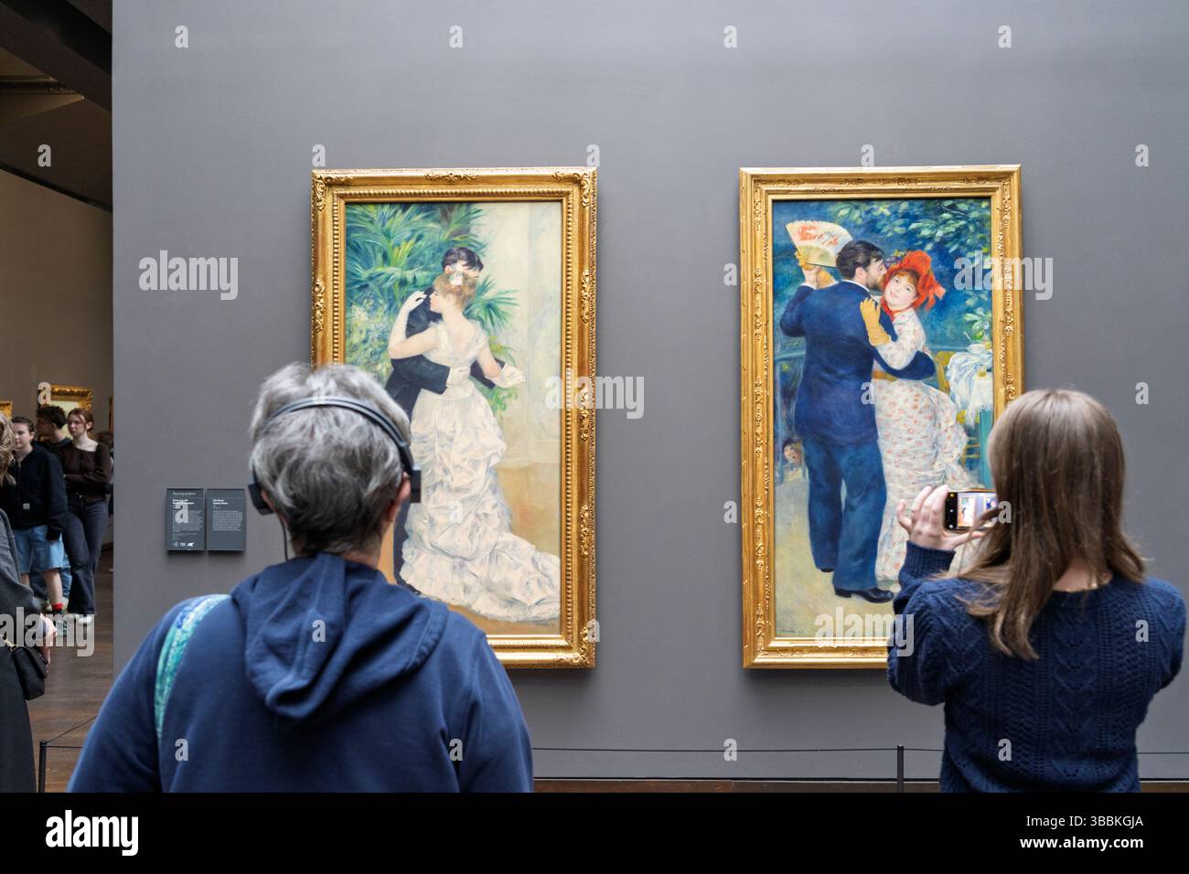 Renoir Paintings, Muse dÕOrsay Fotografie der Innenausstellungen, konzentrierte sich auf Menschen, die impressionistische Kunst von Malern wie Renoir, Monet, Gauguin beobachteten Stockfoto